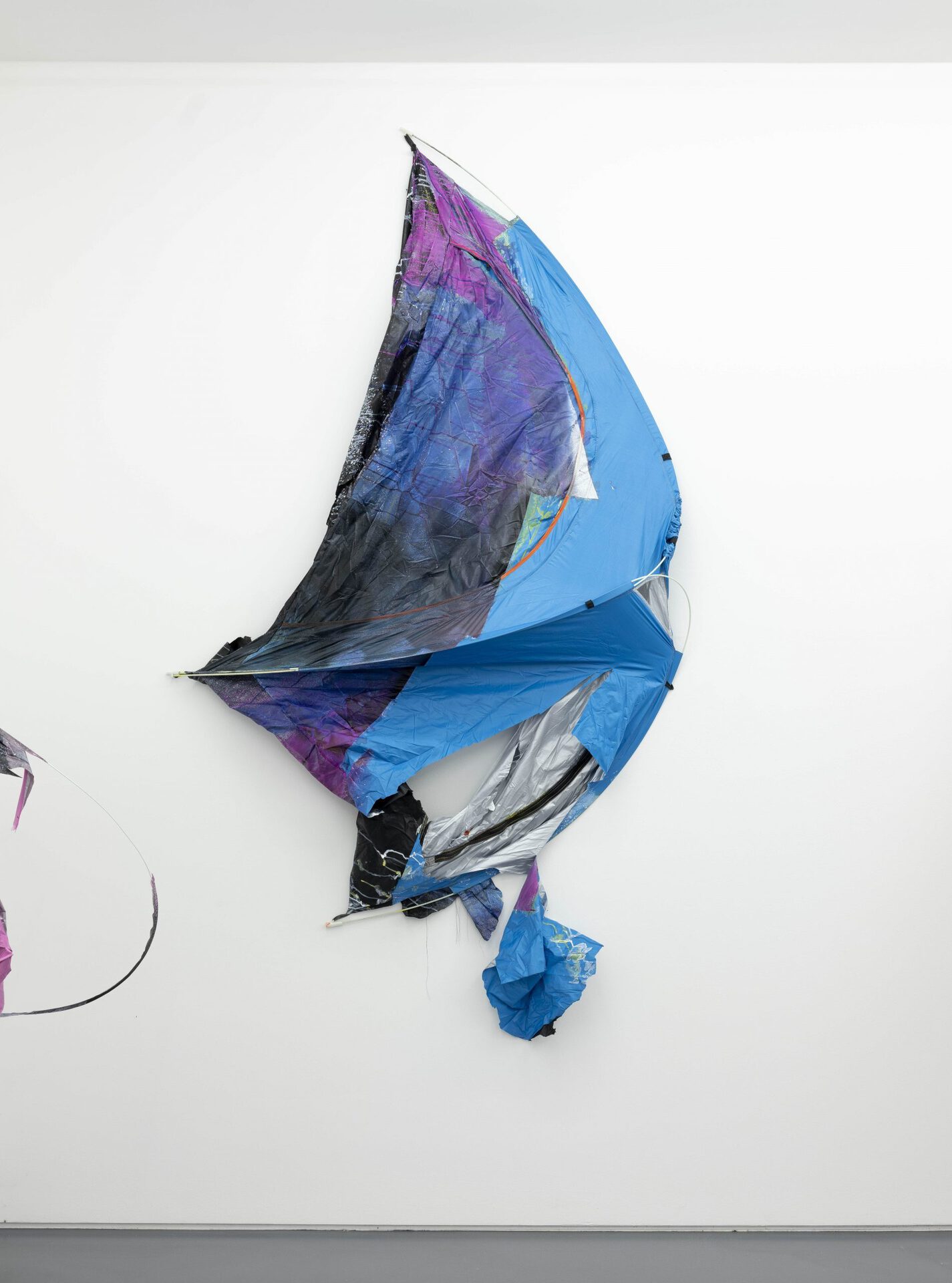 Max Geisler, H.3.20 (Bilanz), 2020, acrylic and varnish on pop-up tent, 260 x 35 x 158 cm