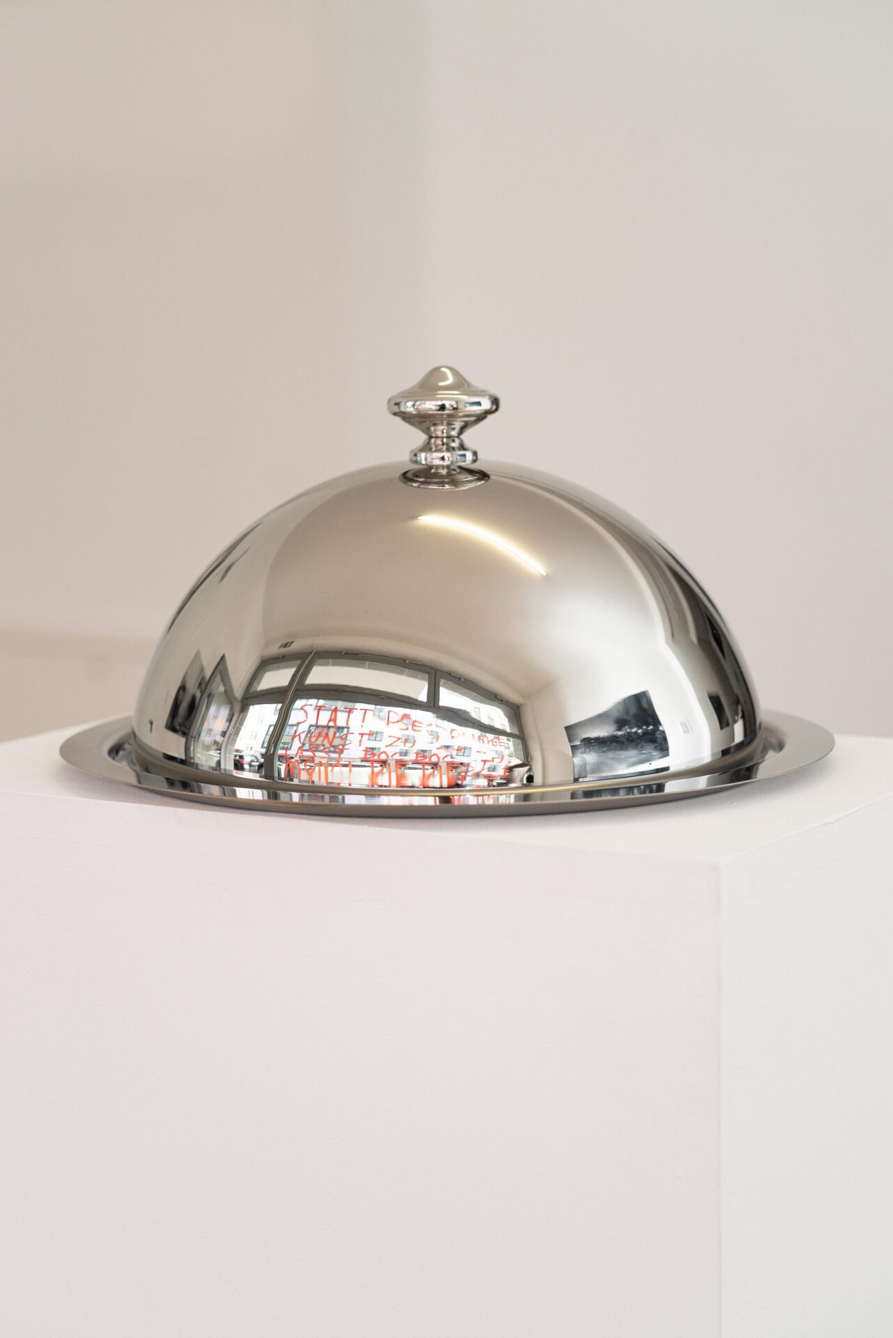 Nicholas Warburg, DAS UM SICH SCHLAGEN NAZISTISCH BESETZTER KINDER, 2021, USB-Stick with NFT (hypothesis) under metal cloche, 30 x 40 x 40 cm.