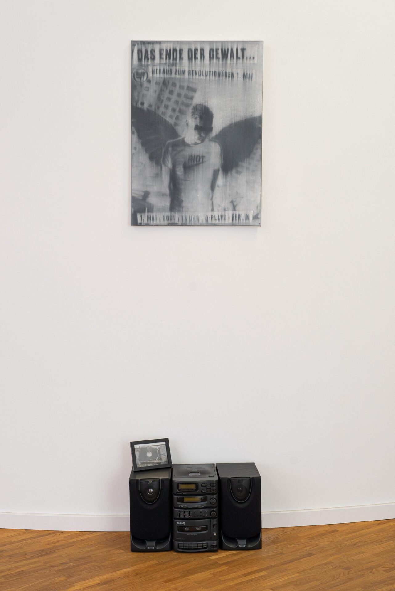 Exhibition view: Nicholas Warburg, BERLINER KINDHEIT UM 2000, 2021, Oil on canvas, 70 x 50 cm and MORD ODER SELBSTMORD, 2021, stereo-system and framed photo print, 30 x 50 x 20 cm.