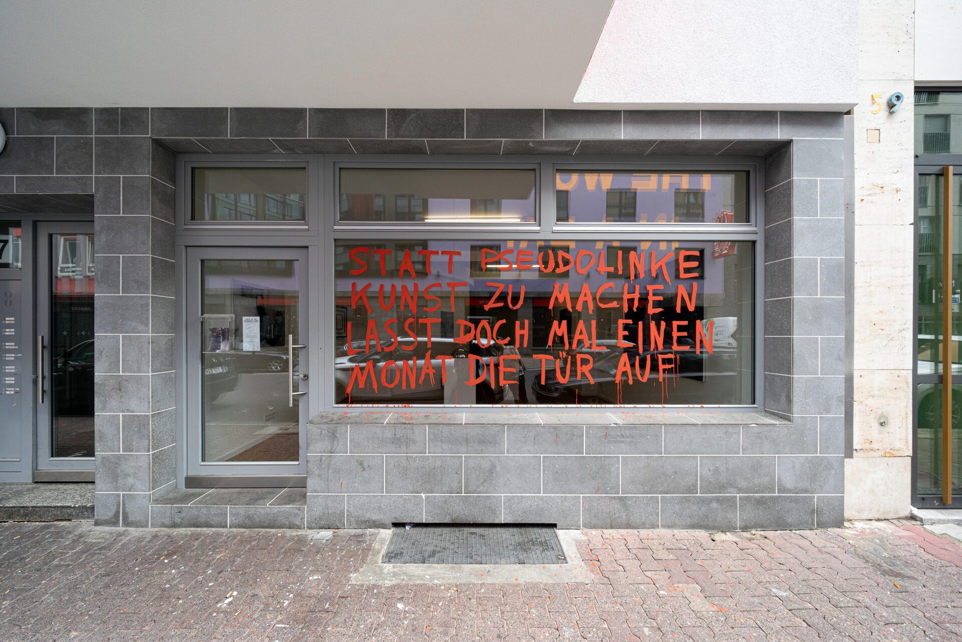 Nicholas Warburg, TITELBILD 91⁄2, 2021, Acrylic on window, 130 x 350 cm.