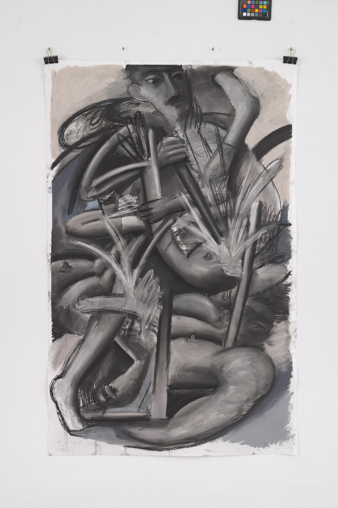 Murat Önen,Shelter me now, 2021 Kohle und Pastellfarbe auf Papier,150 x 95 cm