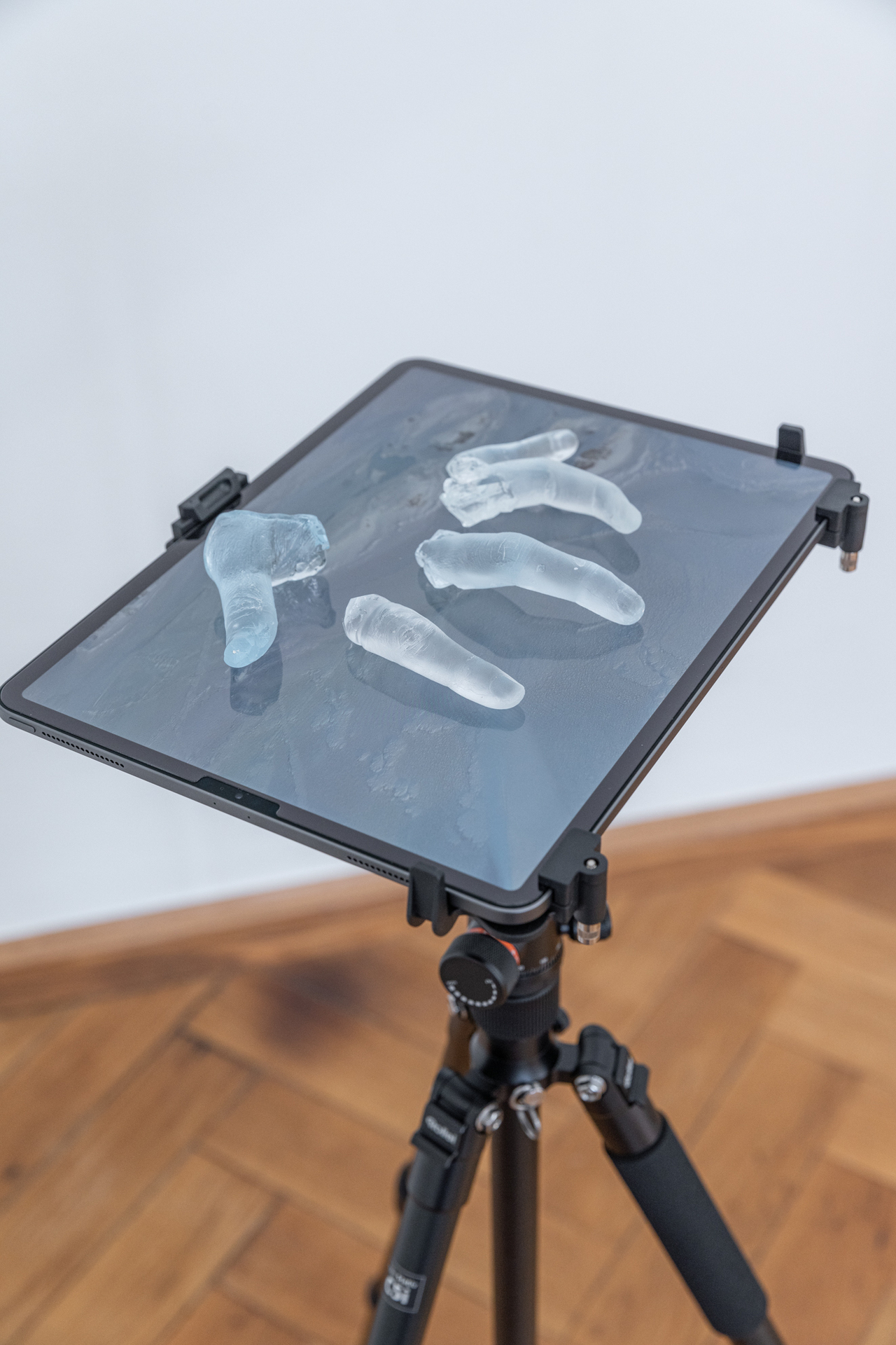 Lena von Goedeke, "Exposition", 2021, iPad Pro 12'9, HD video loop, 5 uranium glass fingers, IPad holder, tripod Rollei iC5, 23 x 30 x 5 cm