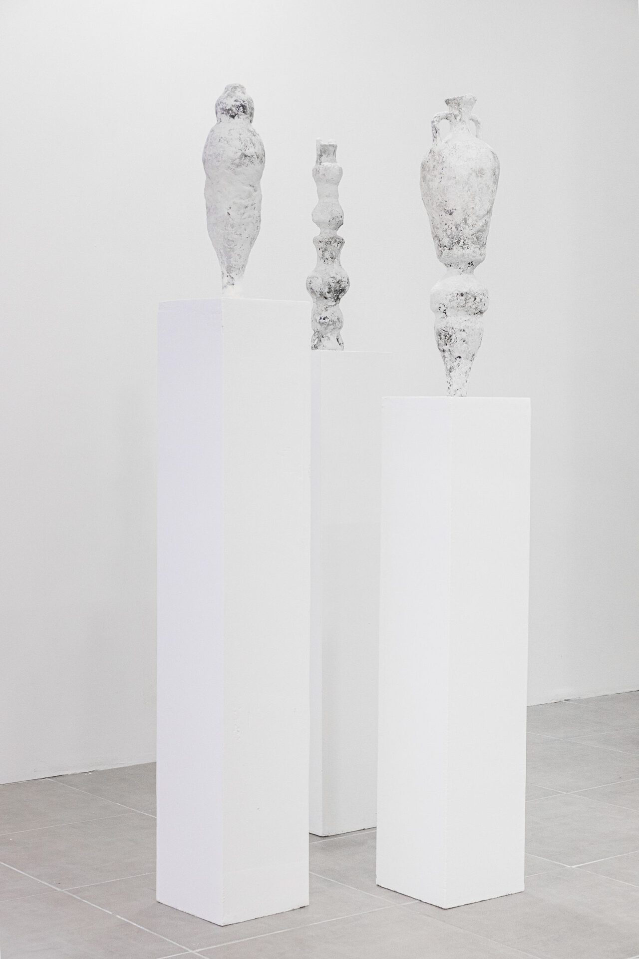 Jérémie Cosimi, Vestiges, 2020/2021, Ceramic, concrete, aerosol, Variable dimensions