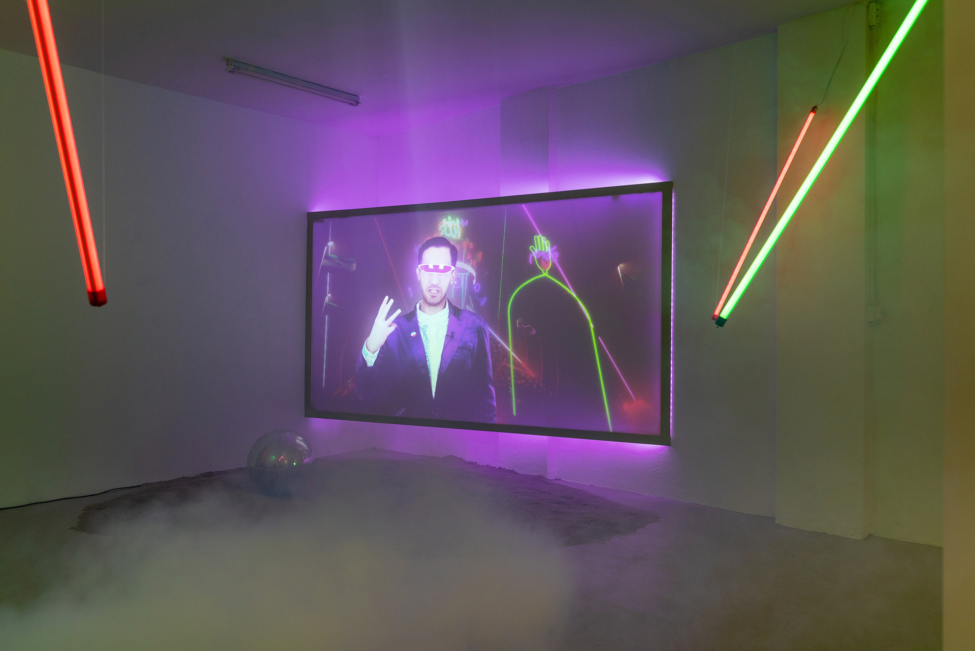 Installation view, „Disco Islam Installation“, video, sound, LED tubes, disco ball, sand, fog