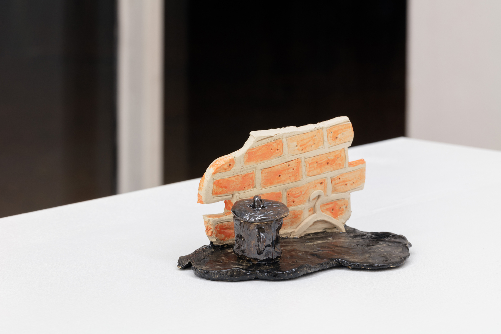 Dragutin Banic, Mülleimer und Kleiderbügel (Backyard Comedy), 2021, glazed ceramic, wooden table, bar stool, ca. 120 x 120 x 75 cm, Unique