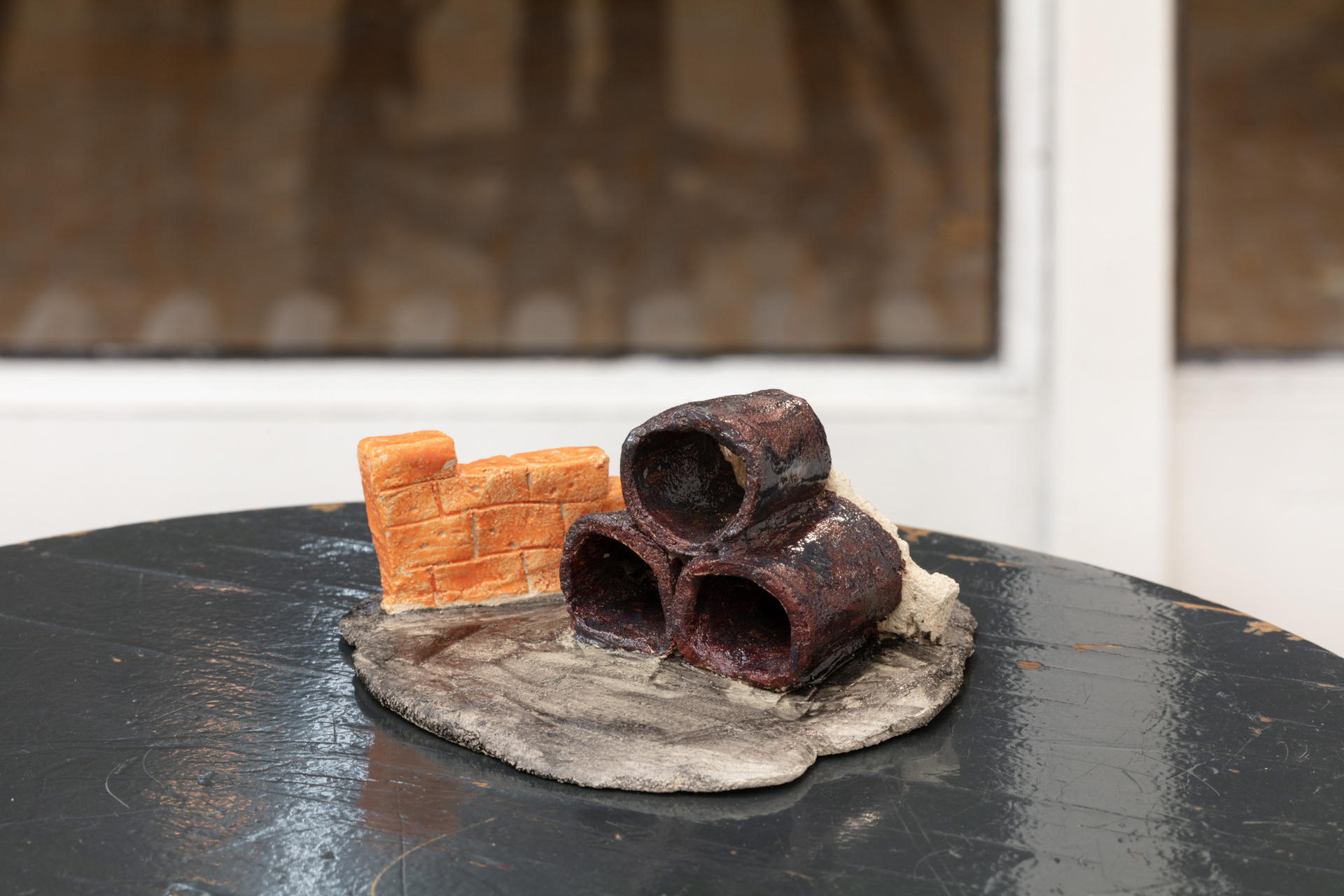 Dragutin Banic, Kleine Skulptur mit Mauerwerk und Lattenzaun (Backyard Comedy), 2021, glazed ceramic, bar stool, ca. 85 x 46 x 46 cm, Unique