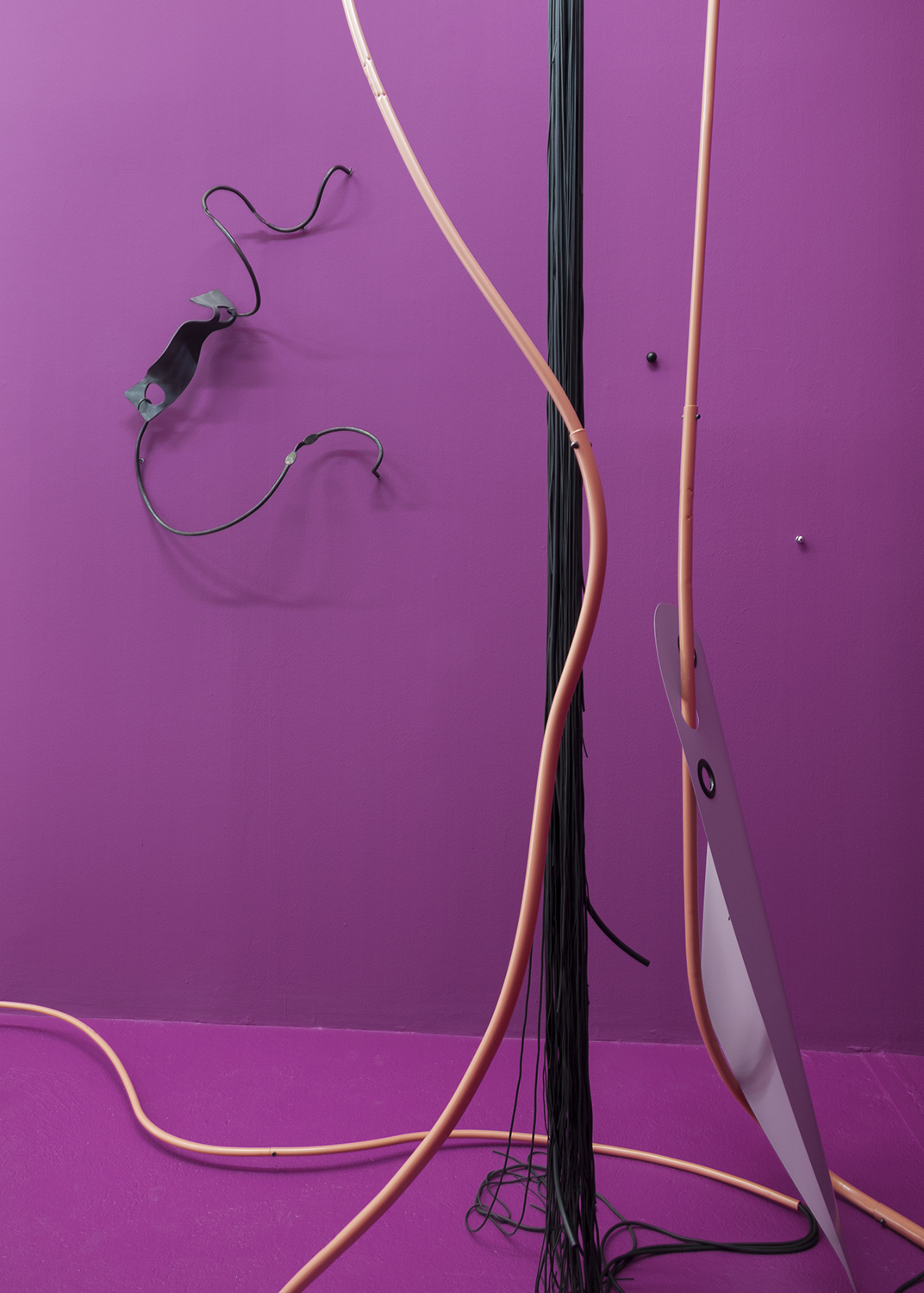 Gwendoline Perrigueux, installation view and Enrubannée de grès, 2021 sandstone, wrought iron 108 x 73 x 13 cm