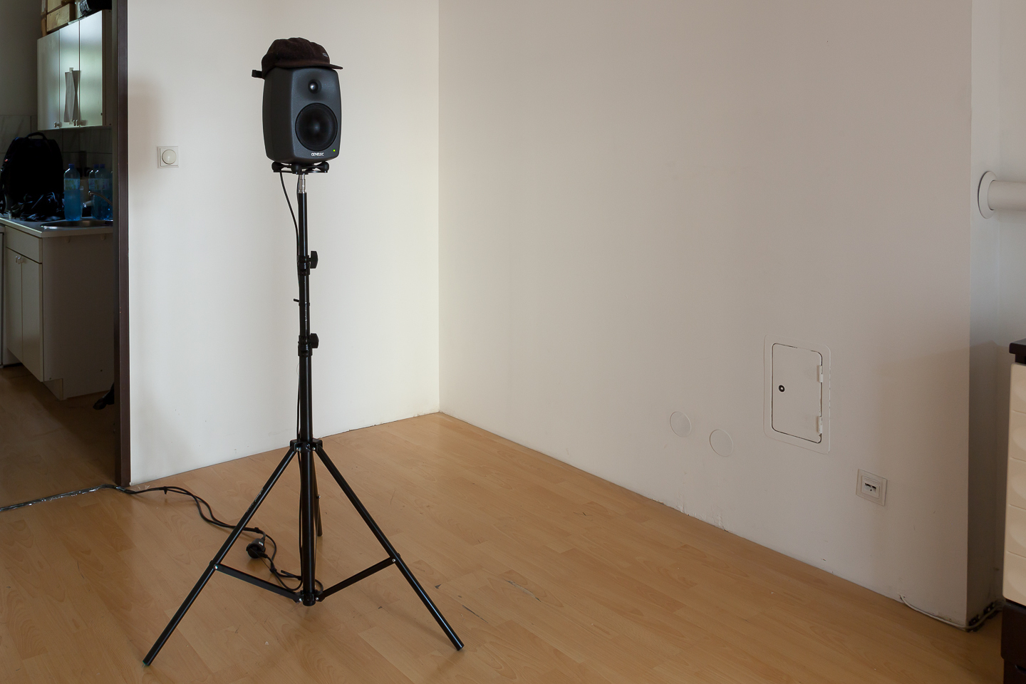 Jan Erbelding, Ekstase (Ecstasy), 2021, text, sound ( ~32 min, looped, stereo (with Jakob Braito)), speakers, artist hat L