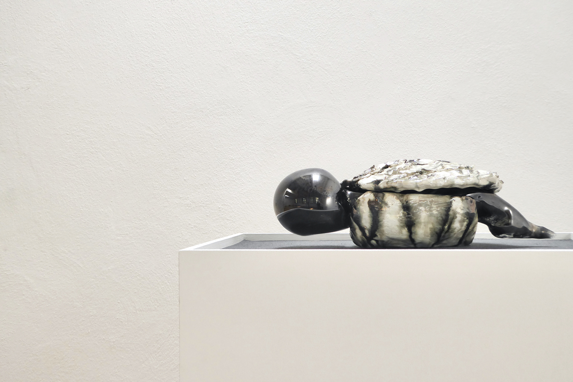 Justin Lieberman, Obscure Readability, 2020, ceramic, glass and pedestal with sand, 41 x 22 x 12 cm (Courtesy of Galerie Christine Mayer)