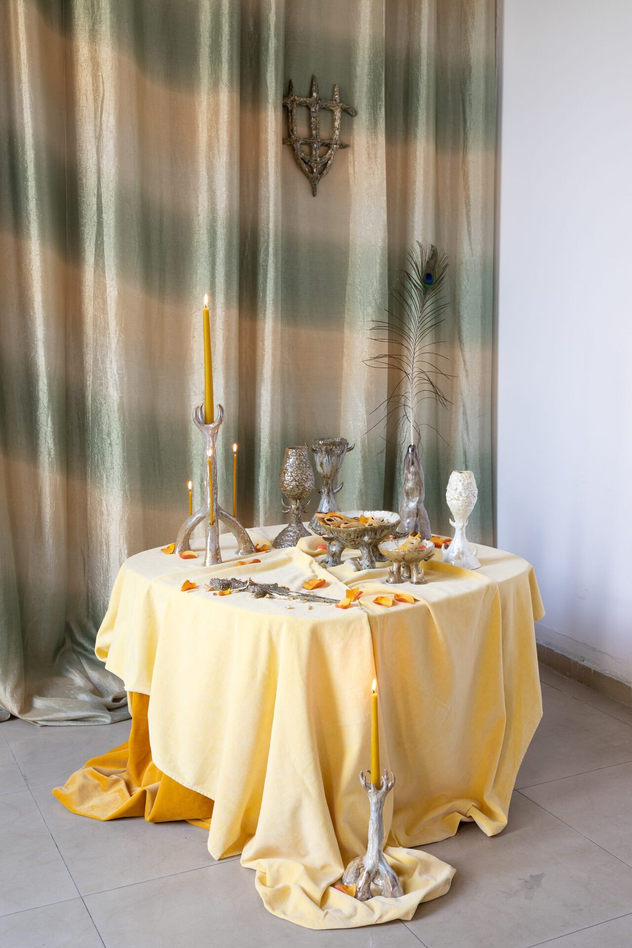 Aleksandra Liput, „Witchcraft treats”, 2021, installation, textiles, ceramics, cookies, rose pettles, candles, peacock feather, photo. meta_strong_fiction