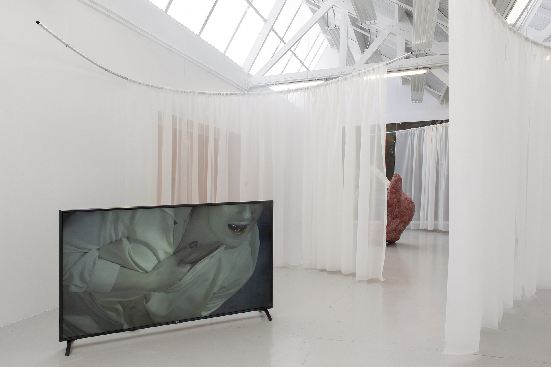 Laura Gozlan, Dead Fingers Talk III, 2021, HD Video, 16/9, color, stereo sound, 4'10