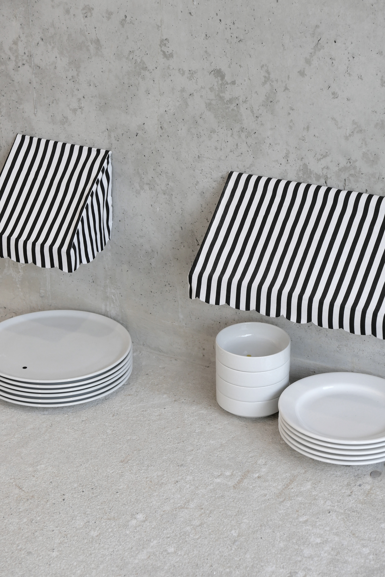 Valérian Goalec, Untitled cooperations, 2021, Ceramic plates, steel, fabric, acrylic 92 x 41 x 40 cm
