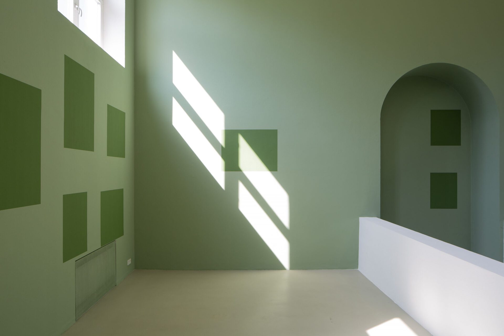 Installation view: Bea Schlingelhoff, "No River to Cross, Mapping," 2021. Courtesy the artist and Kunstverein München e.V.; photo: Constanza Meléndez