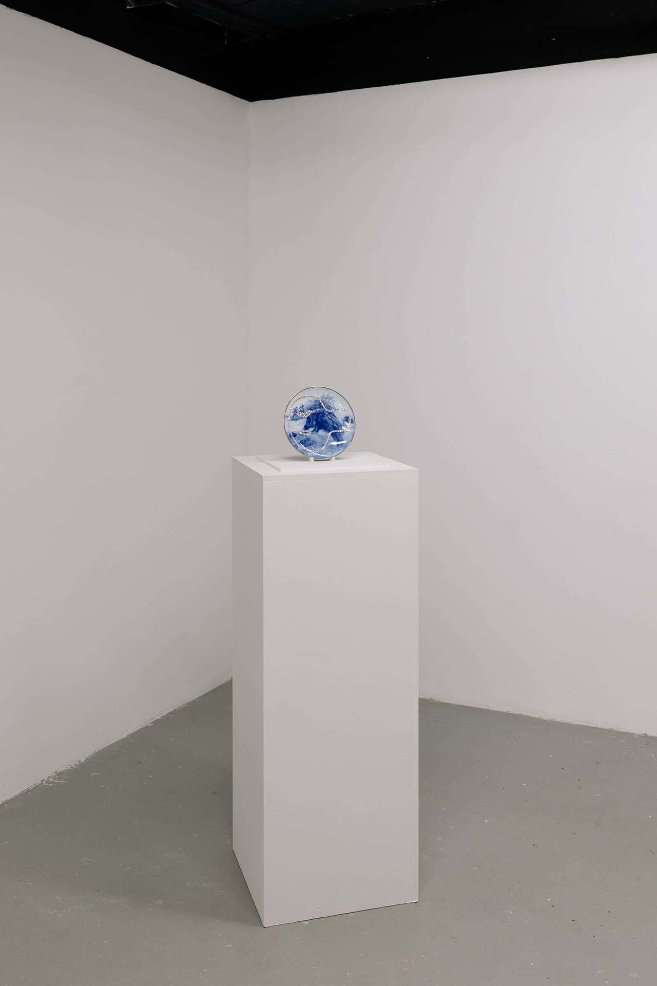 Egor Giwe, Boar, 2019, plate, rhinestones Ø 19,5 cm