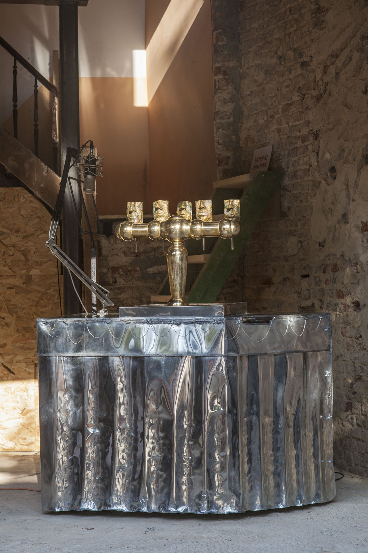 "Fountain/emotional" Brass, zinc, live-recording system, wine, beer