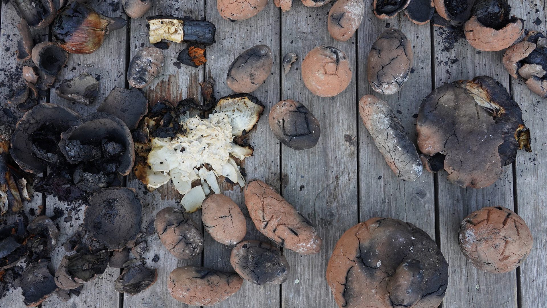 Ursula Gaisbauer, Feldbrand 3, 2021, 200x200cm, clay, wood