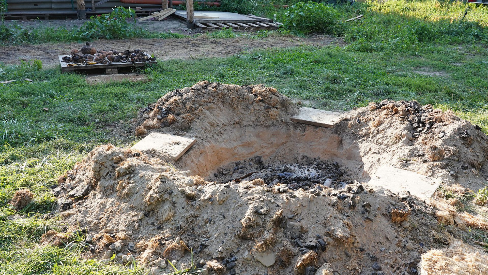 Ursula Gaisbauer, Feldbrand 2, 2021, 200x200cm, clay, wood