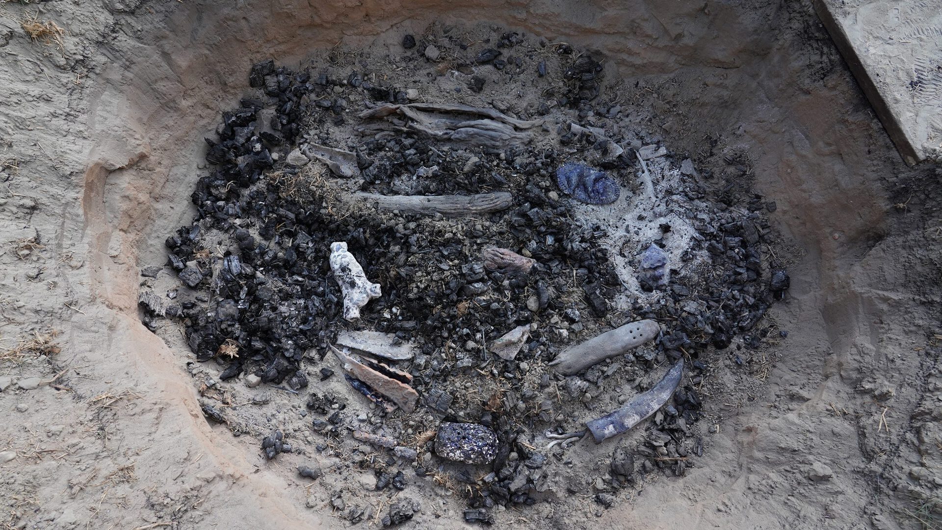 Ursula Gaisbauer, Feldbrand 2, 2021, 200x200cm, clay, wood