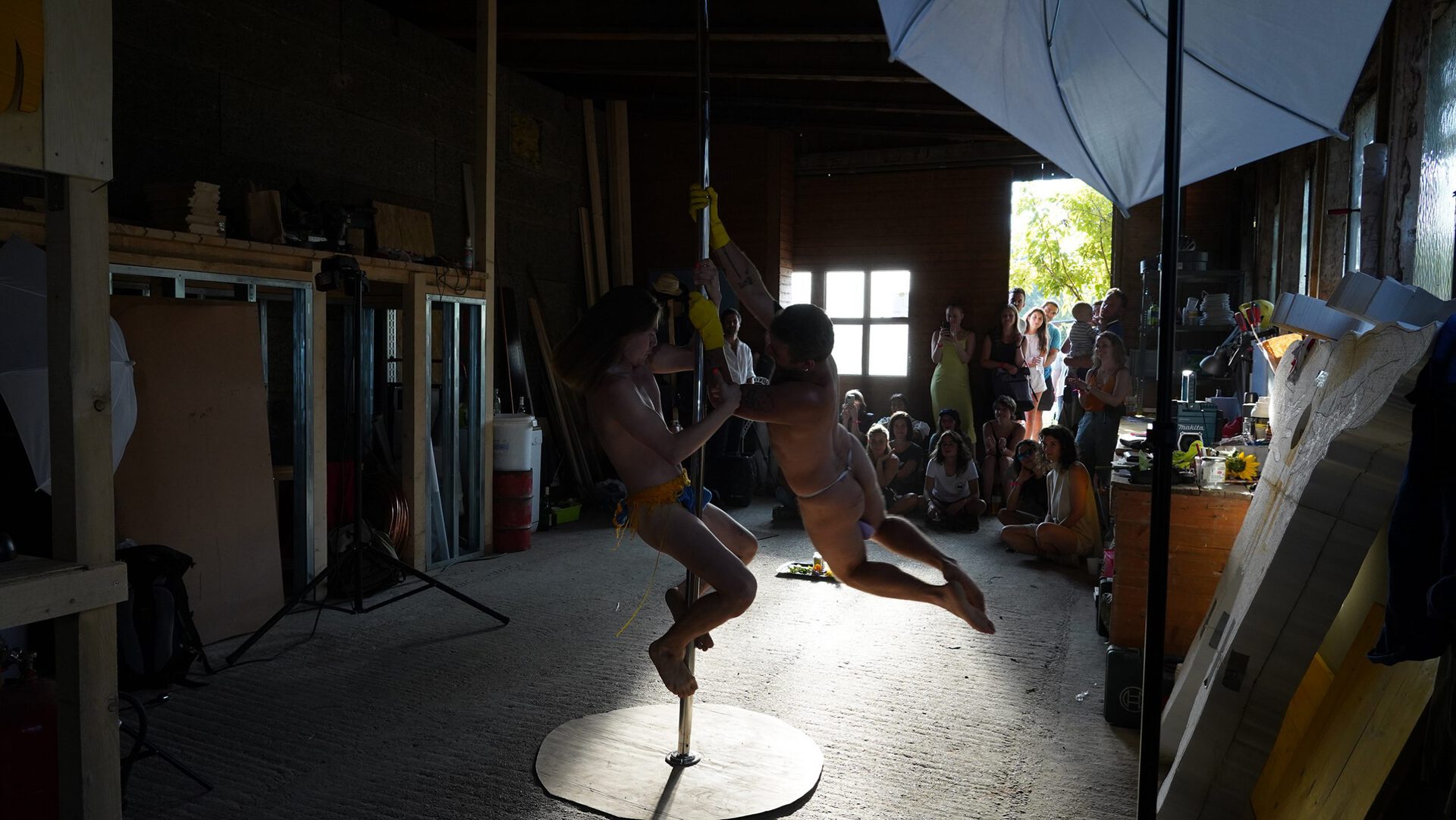 Daniel Rajcsanyi u. Valentino Skarwan, Die drei Schwestern 2, 2021, Performance