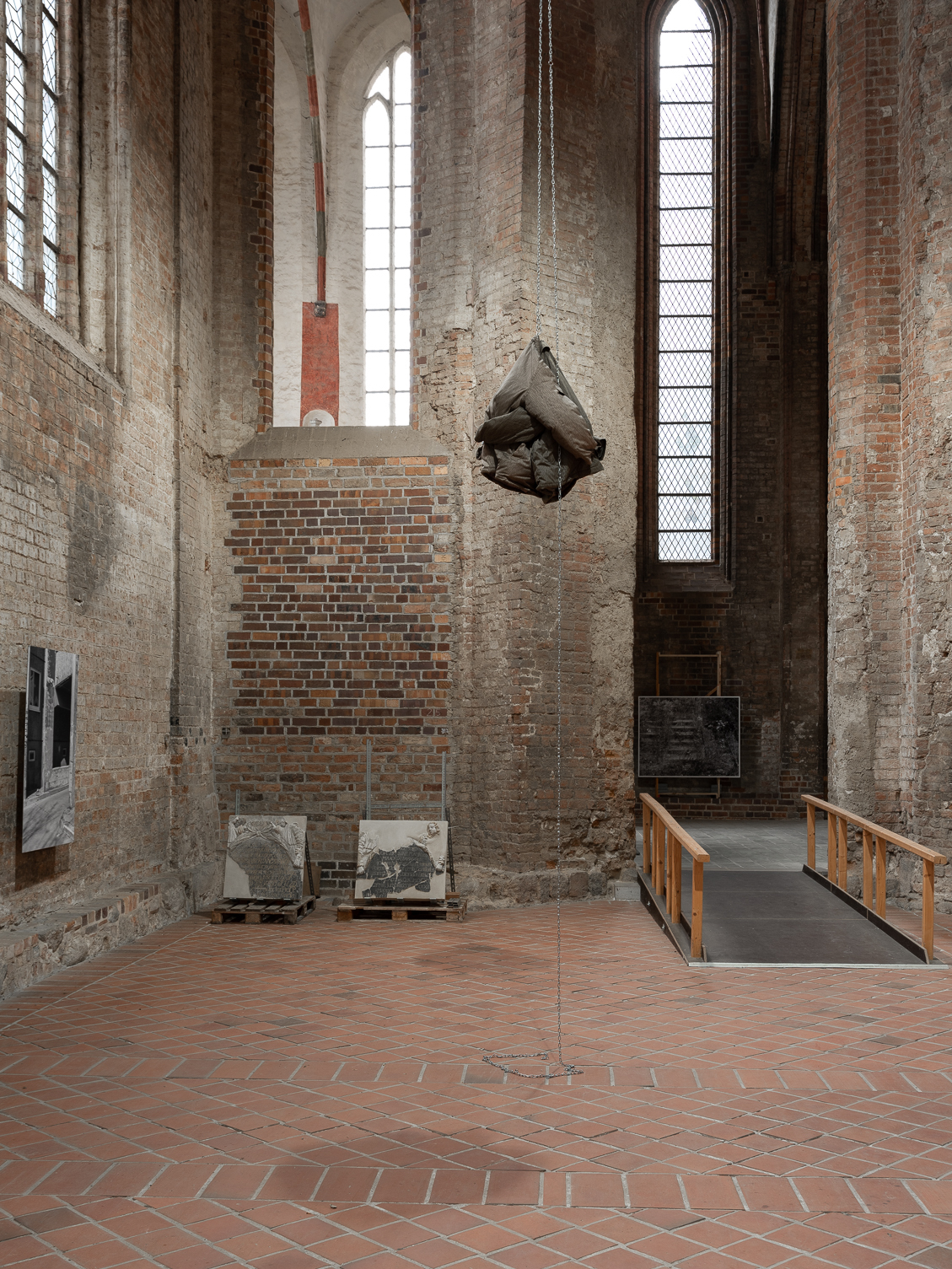 Bromance, Bond together, Bond for ever - zwei wattierte NVA-Jacken, Luftpolsterfolie, Metallkette, Maße variabel, 2018