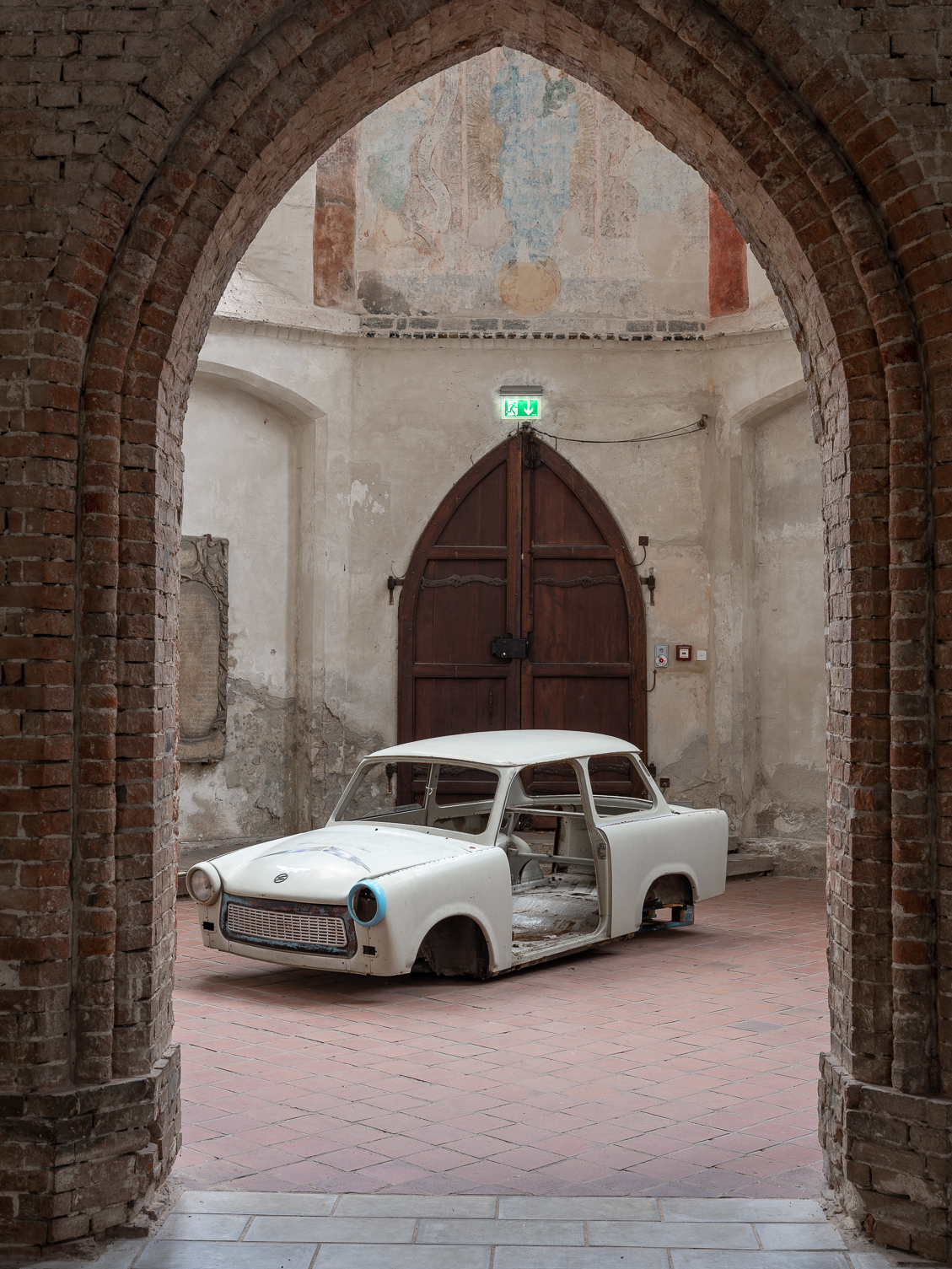 Volkswagen - Trabant 601 Karosserie, Europallette, Soundloop, 350 x 150 x 130 cm, 2021