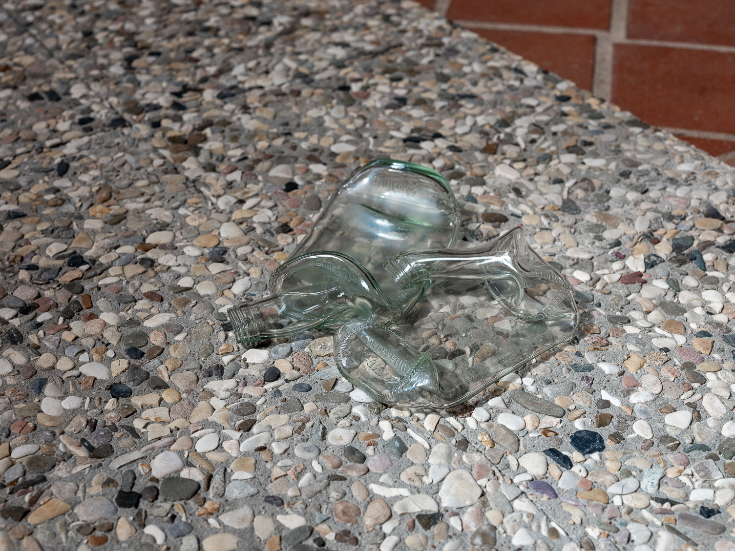 unbetiteltes Fragment FFO VI - fusionierte Schnapsflaschen Waschbetonplatten, 200 x 160 x 10 cm, 2021