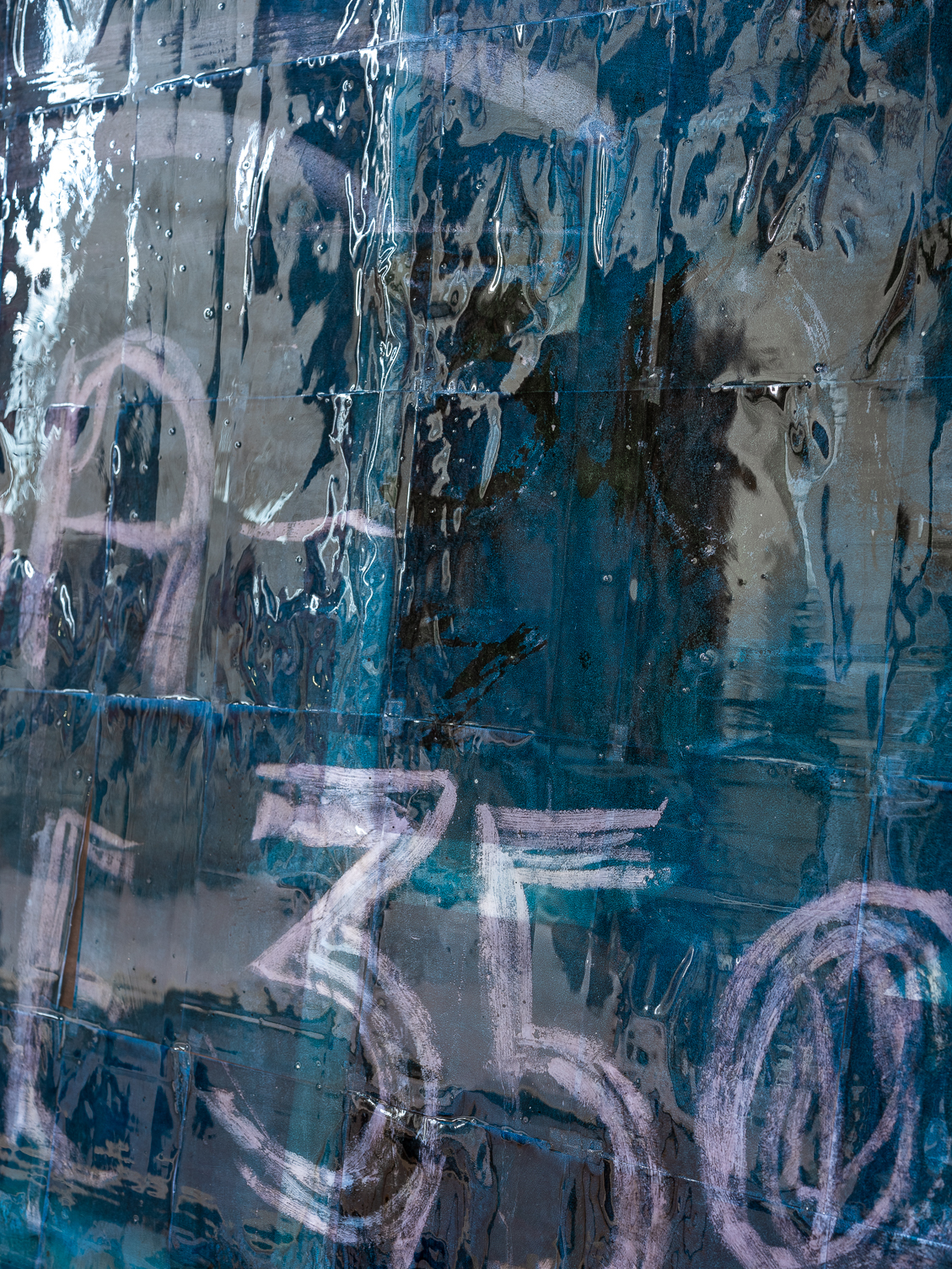 Endlich Urlaub - Laserdrucke, Klebeband, Acrylfarbe, Epoxidharz auf Karton, 190 x 165 cm , 2021 (Detail)