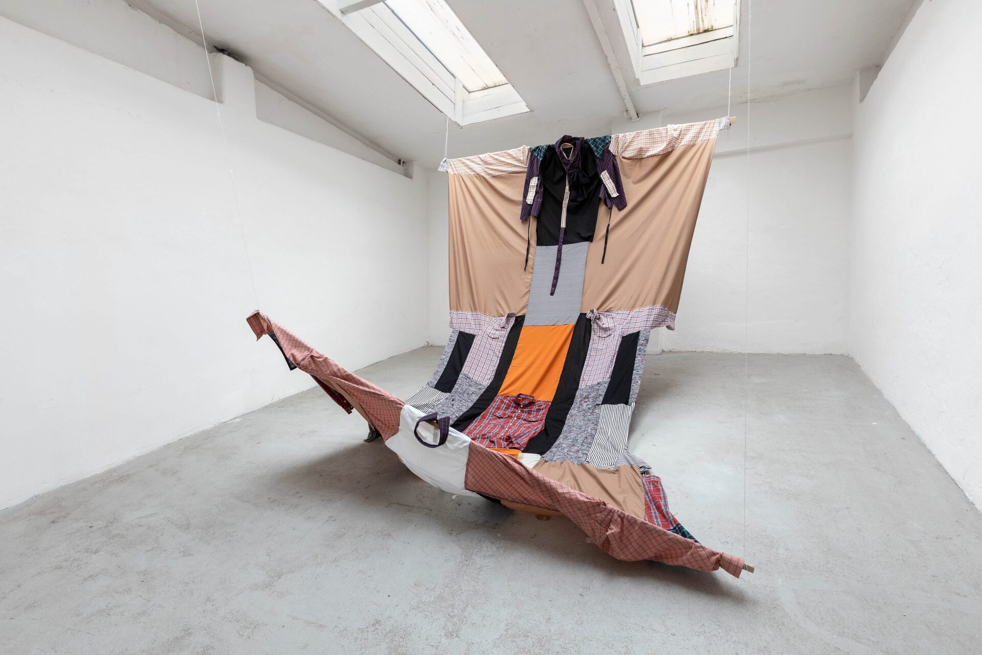 Two-person Flying Suit, 2021 fabric, wood, rope 400 x 280 cm
