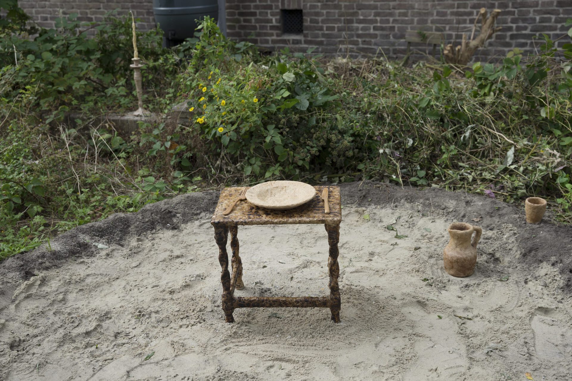 Odine Burghouwt, Graciès pel Blat, 2021, white sand, black sand, bread