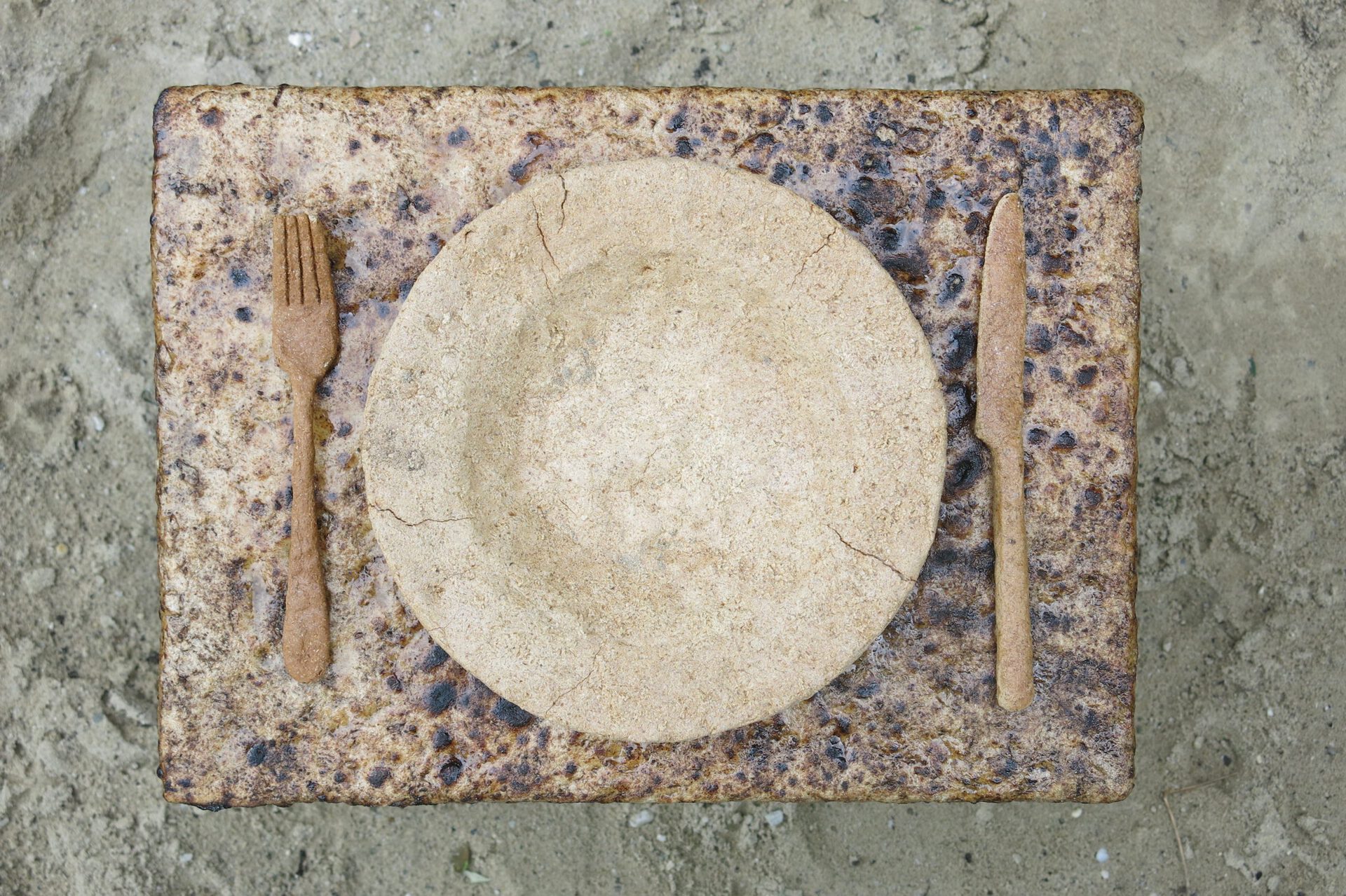detail Odine Burghouwt, Graciès pel Blat, 2021, white sand, black sand, bread