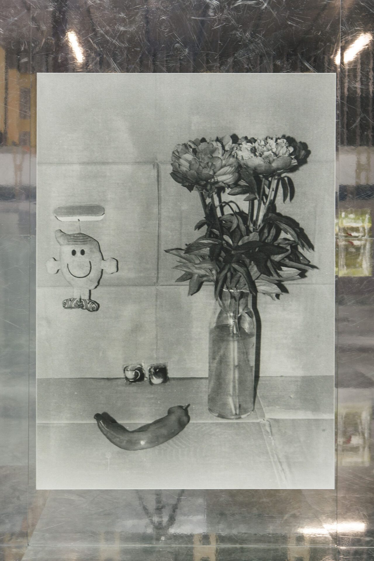 Hubert Marot, Tabs et pivoines, 2021   silver gelatin print on linen     160 x 115 cm (62,9 x  5,2 in)