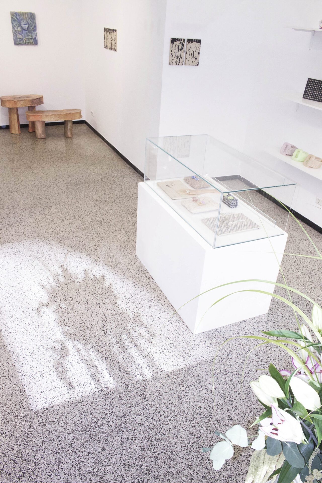 un-zu ha-nul lee, isabell hofmann, OUTSIDEIN CHEVALIER, Vitrine, 2021