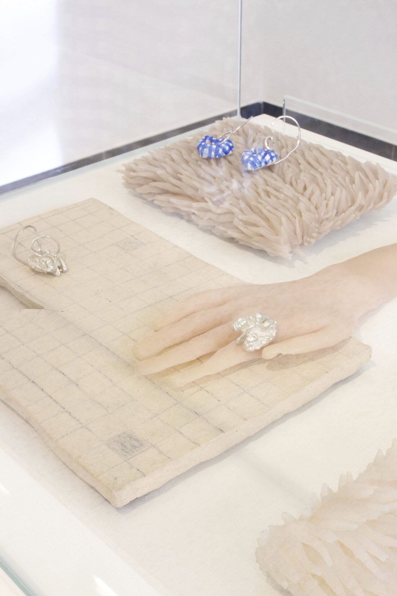 un-zu ha-nul lee, isabell hofmann, OUTSIDEIN CHEVALIER, Vitrine, 2021
