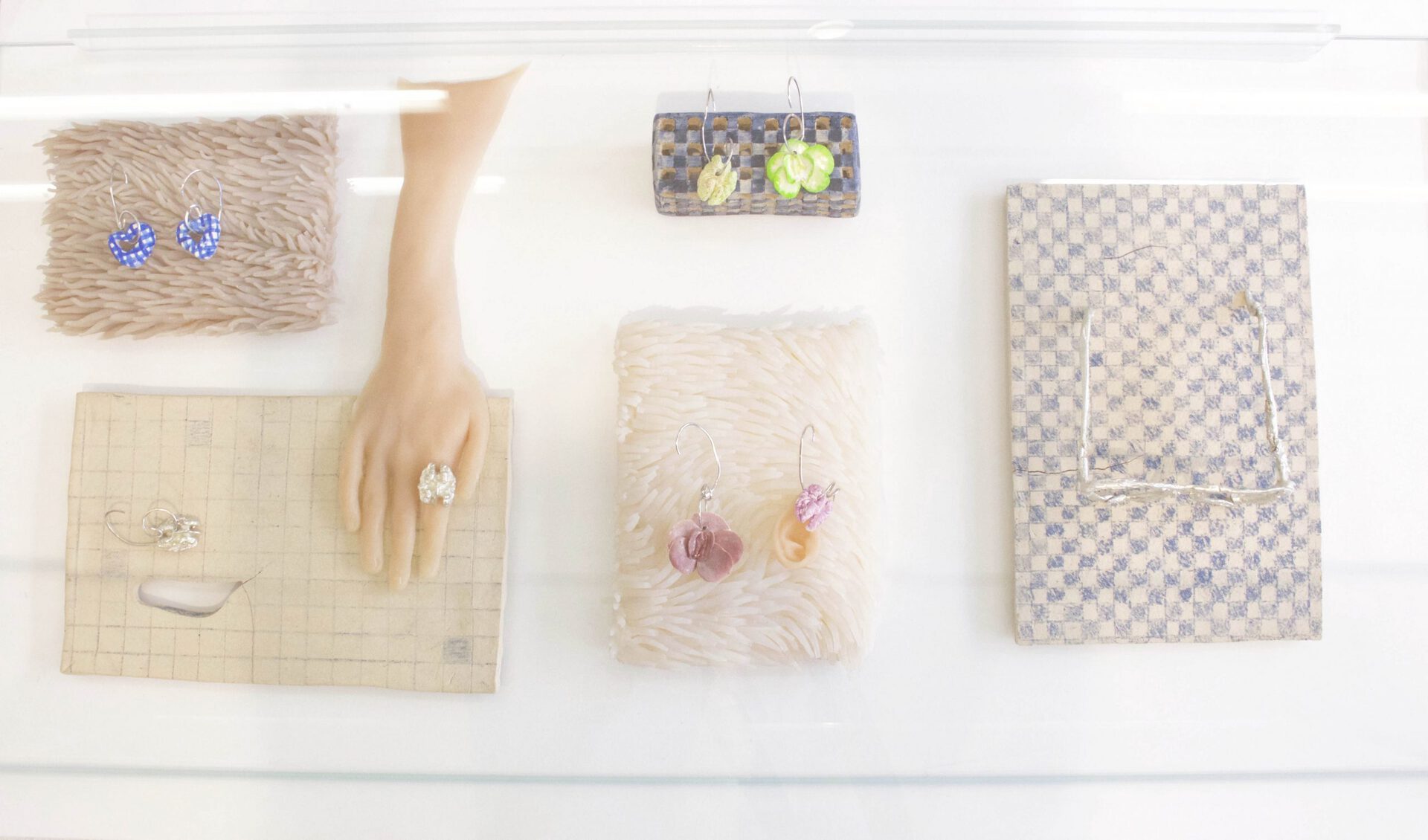un-zu ha-nul lee, isabell hofmann, OUTSIDEIN CHEVALIER, Vitrine, 2021