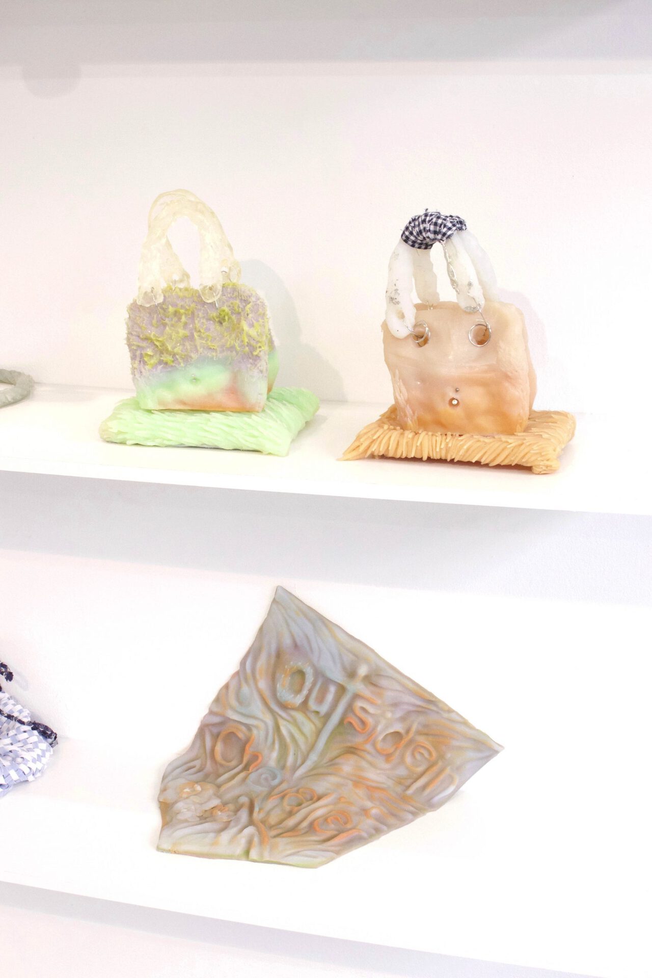 un-zu ha-nul lee, Menhir & Opal Bag, Schild, 2021