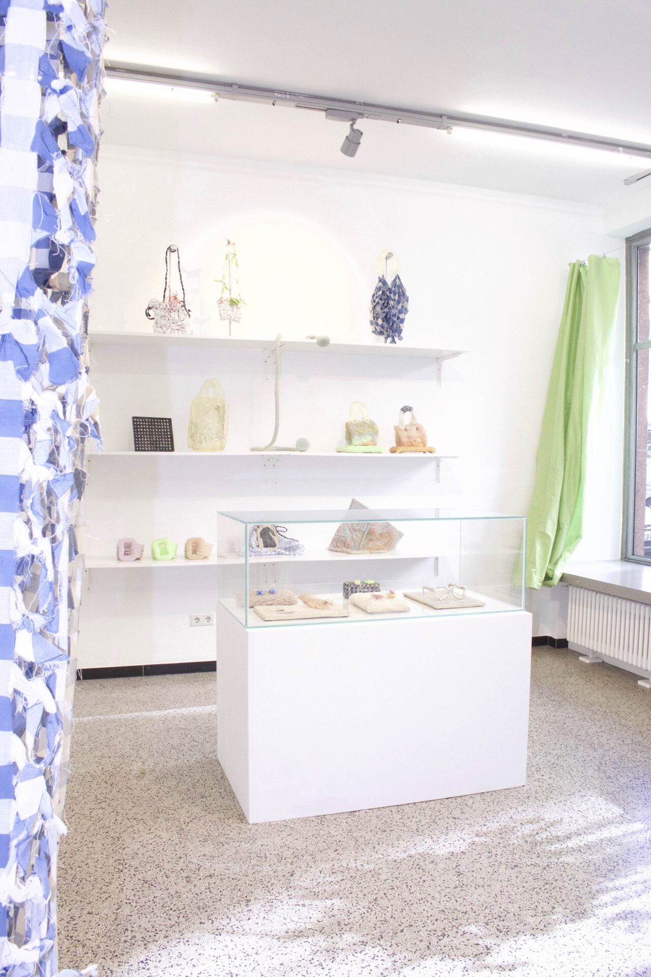 un-zu ha-nul lee, isabell hofmann, Vitrine, OUTSIDEIN CHEVALIER, 2021
