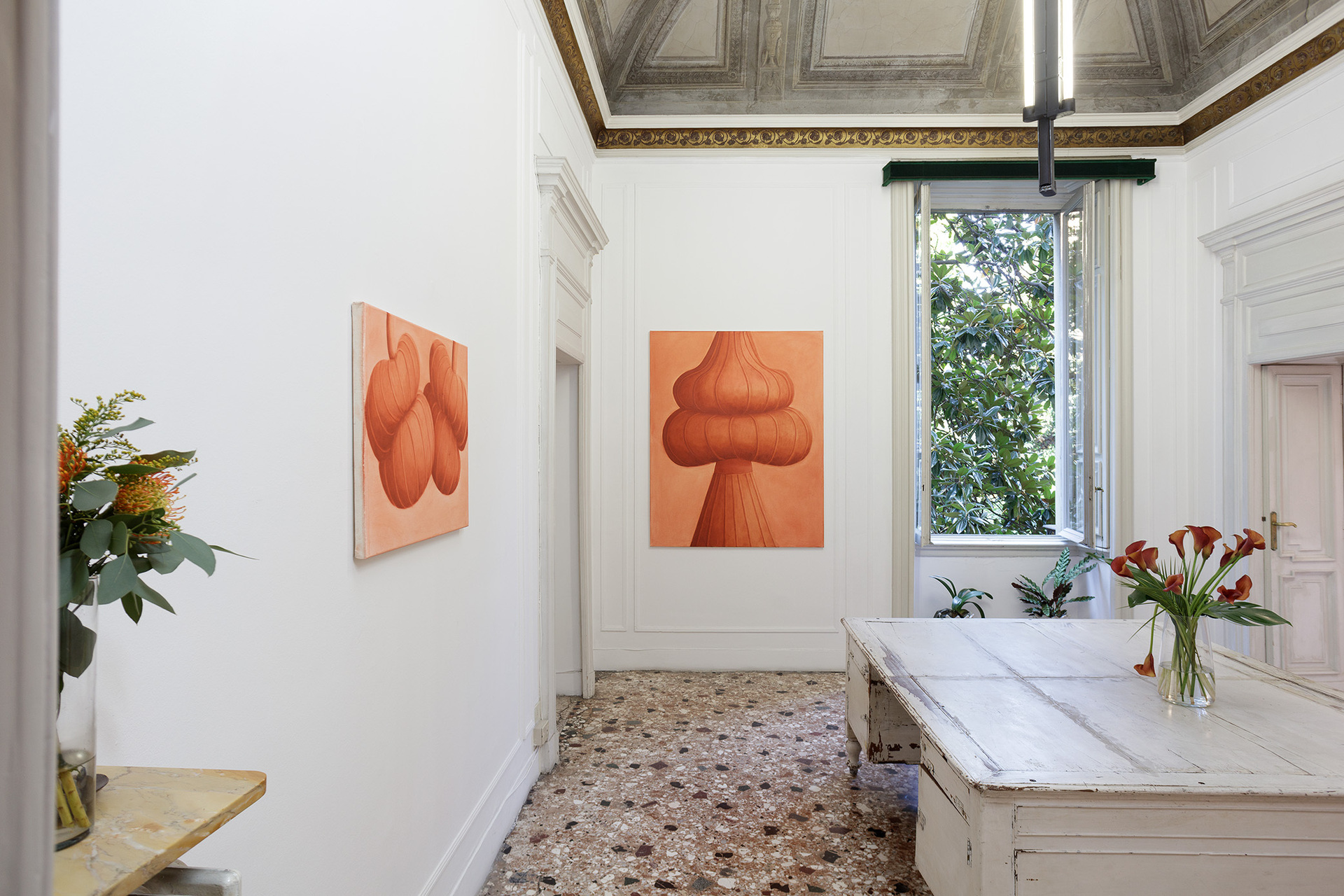 Pia Krajewski, oT (Twins) 2021, oil on canvas, 60x80cm, oT (Hat) 2021, oil on canvas 150x120cm