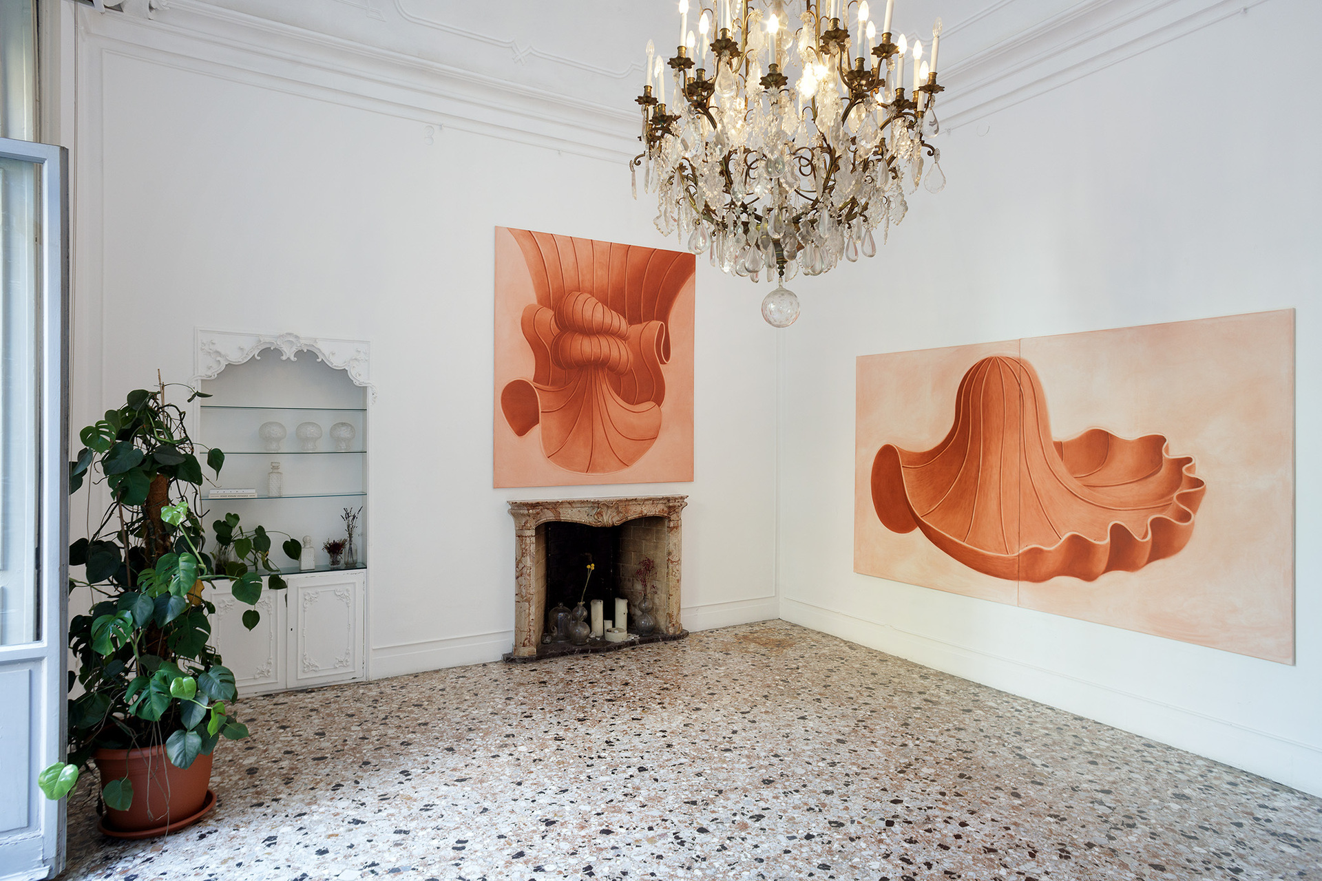 Pia Krajewski, oT (Queen) 2021, oil on canvas, 200x180cm, oT (Muschel) 2021, oil on canvas, 180x300cm