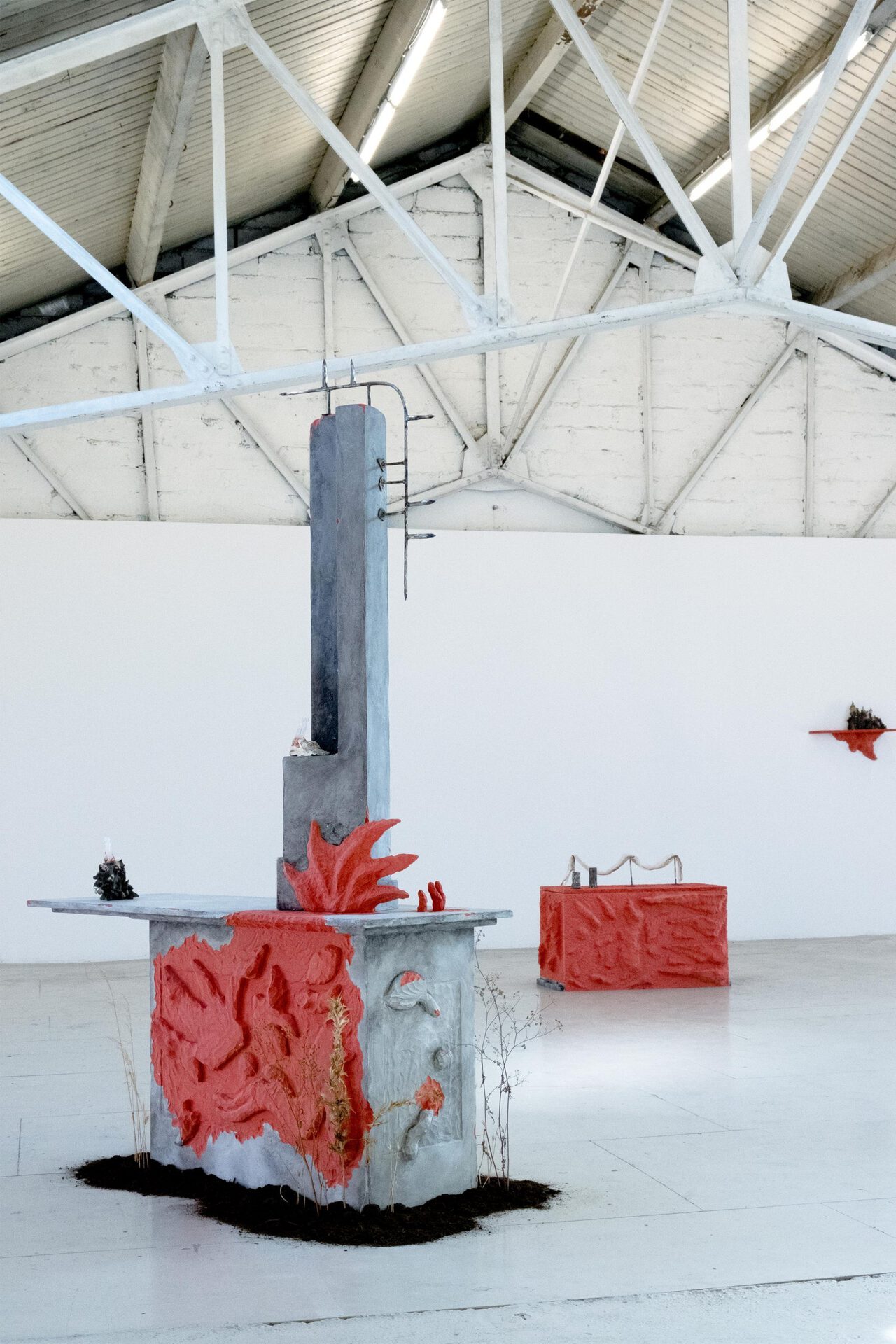 Cédric Esturillo,tombeau (3), 2021 variable dimensions wood, steel, ceramic, jewelry, physiological saline, latex, hair, ground, plants, paint.
