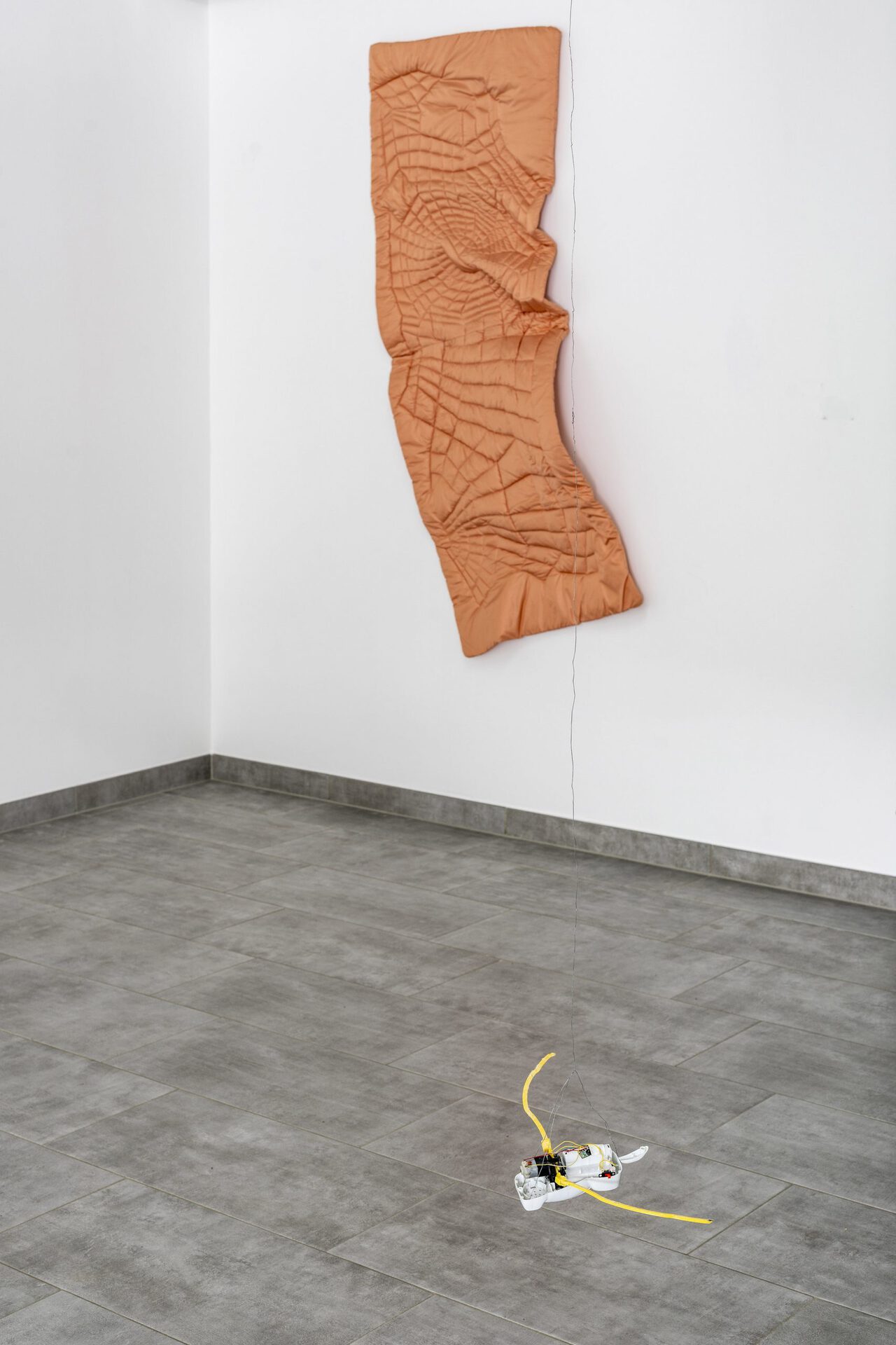 Laura Franzmann, Crawling (confusing what is real) 2017, quilted PE-fabric, wadding Ylena Katkova, Bird Without Wings, 2021, kinetic object Photo: Helge Mundt