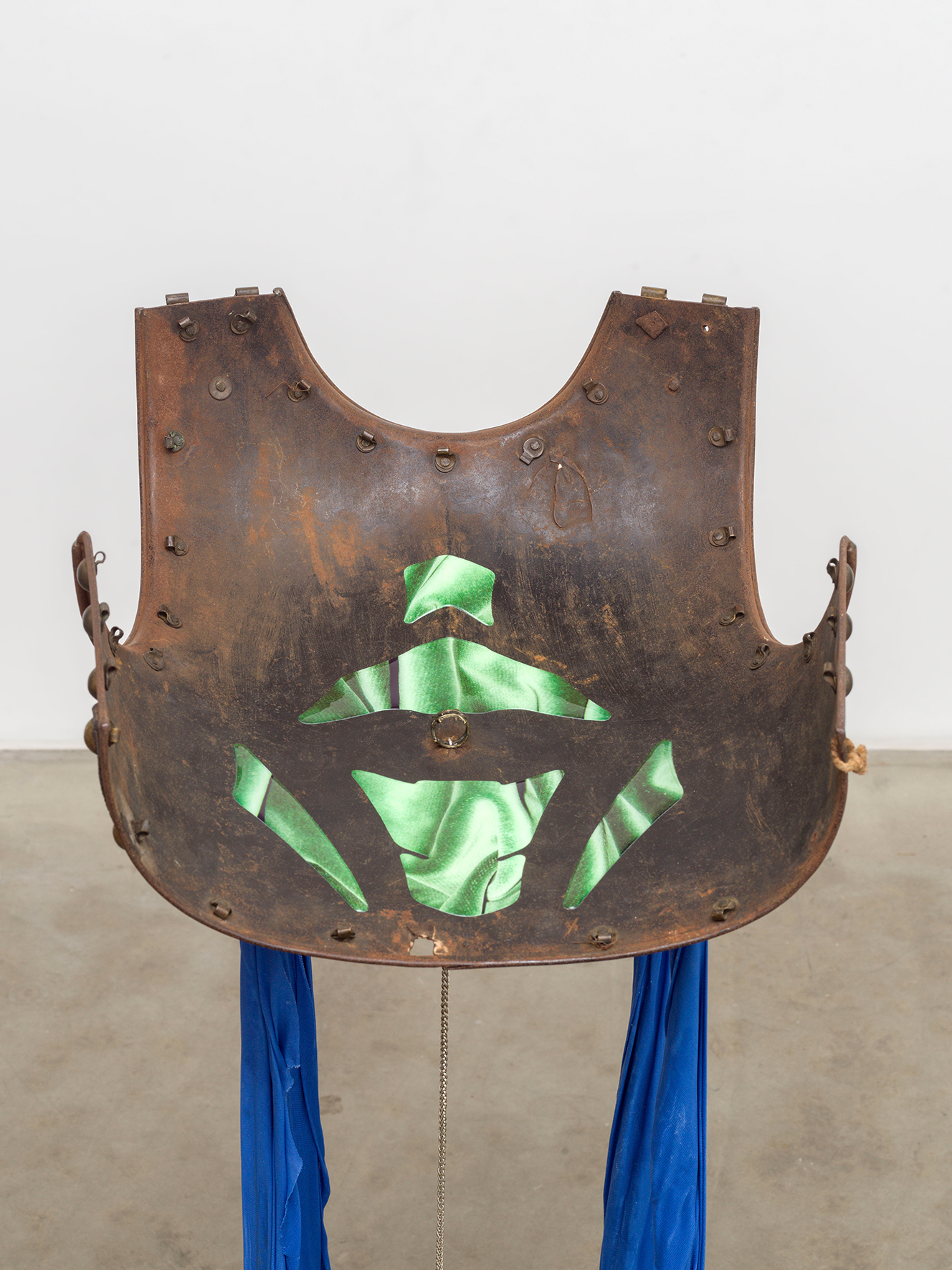 Mara Wohnhaas, “Table Top”, 2021 Antique piece of metal back armor, steel, fabric, fabric stiff, gel stickers, antique ring, chain, fishing weights 95 x 108 x 148 cm, Courtesy BQ, Berlin (Detail)