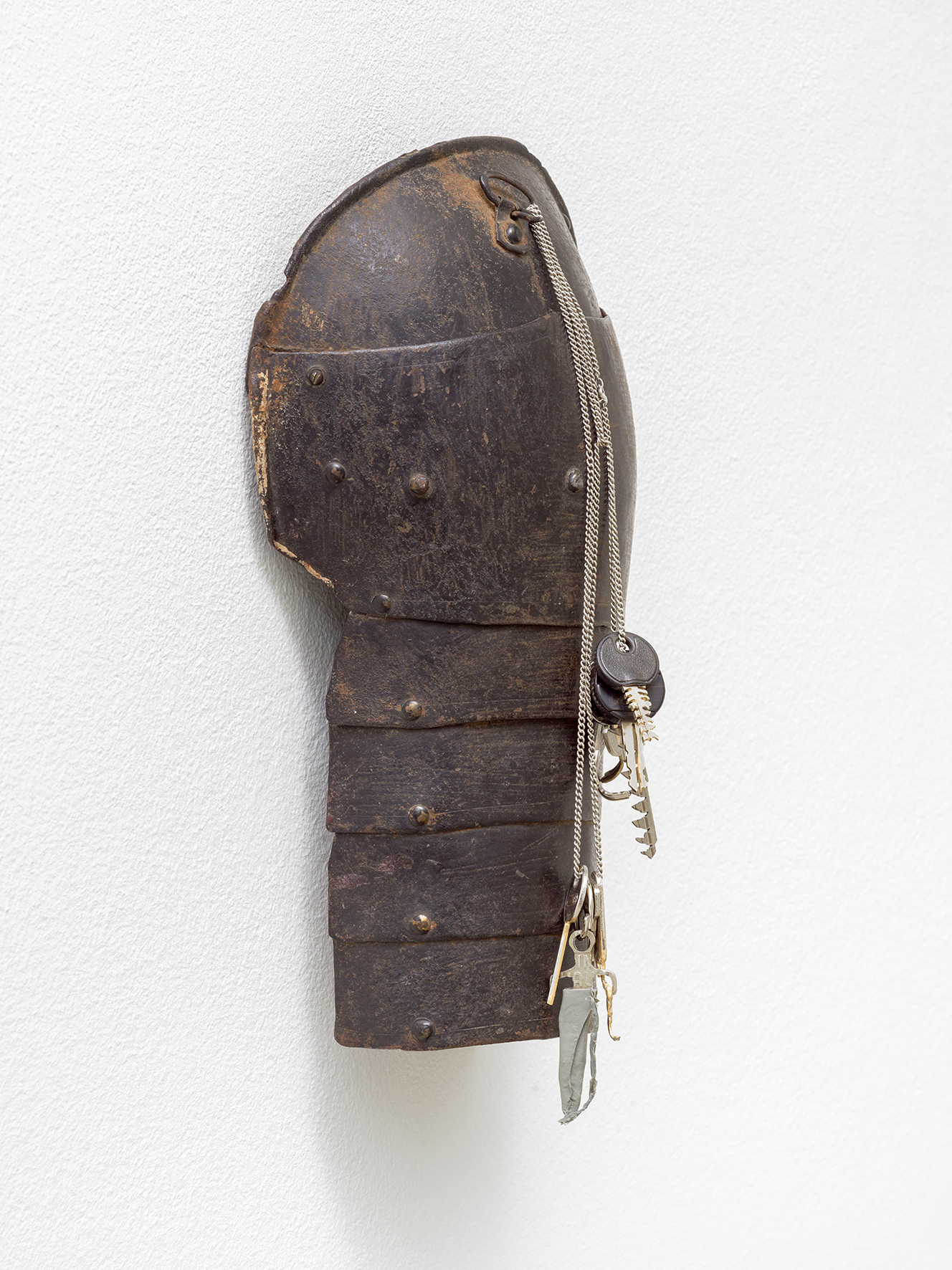 Mara Wohnhaas, “Reflecting Suit Of Armor”, 2021, Antique metal shoulder armor, chains, keys, cardboard, 37 x 20,6 x 12,1 cm, Courtesy BQ, Berlin