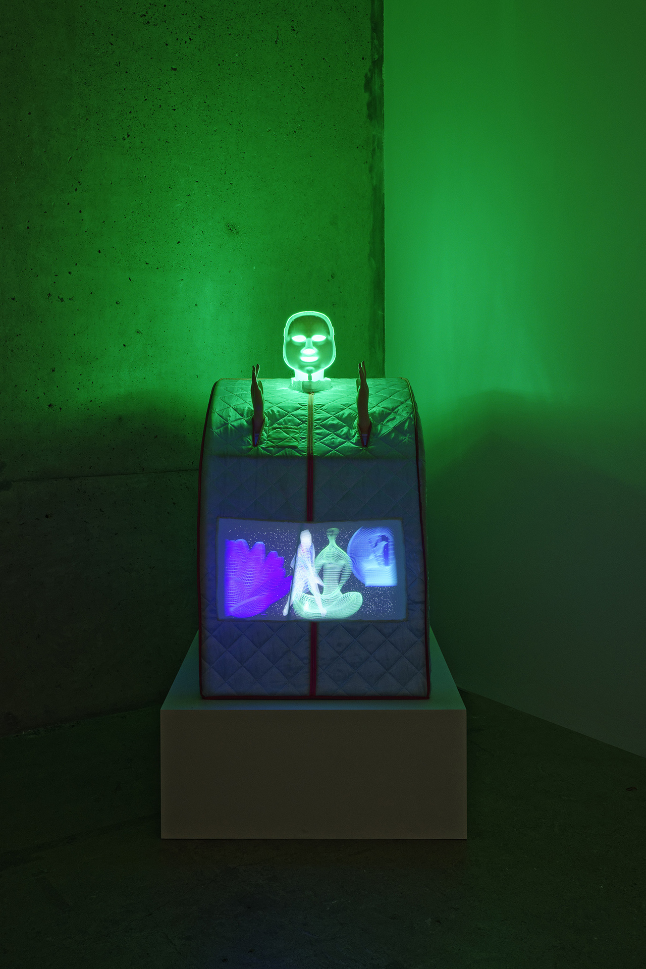 Shana Moulton, Untitled for Now Then, 2020, personal steam sauna tent, projection screen, projector, wooden armature, wig stand, plastic hands, LED mask, humidifer, video (2.30 minutes), 124,5 × 86,5 × 73,70 cm