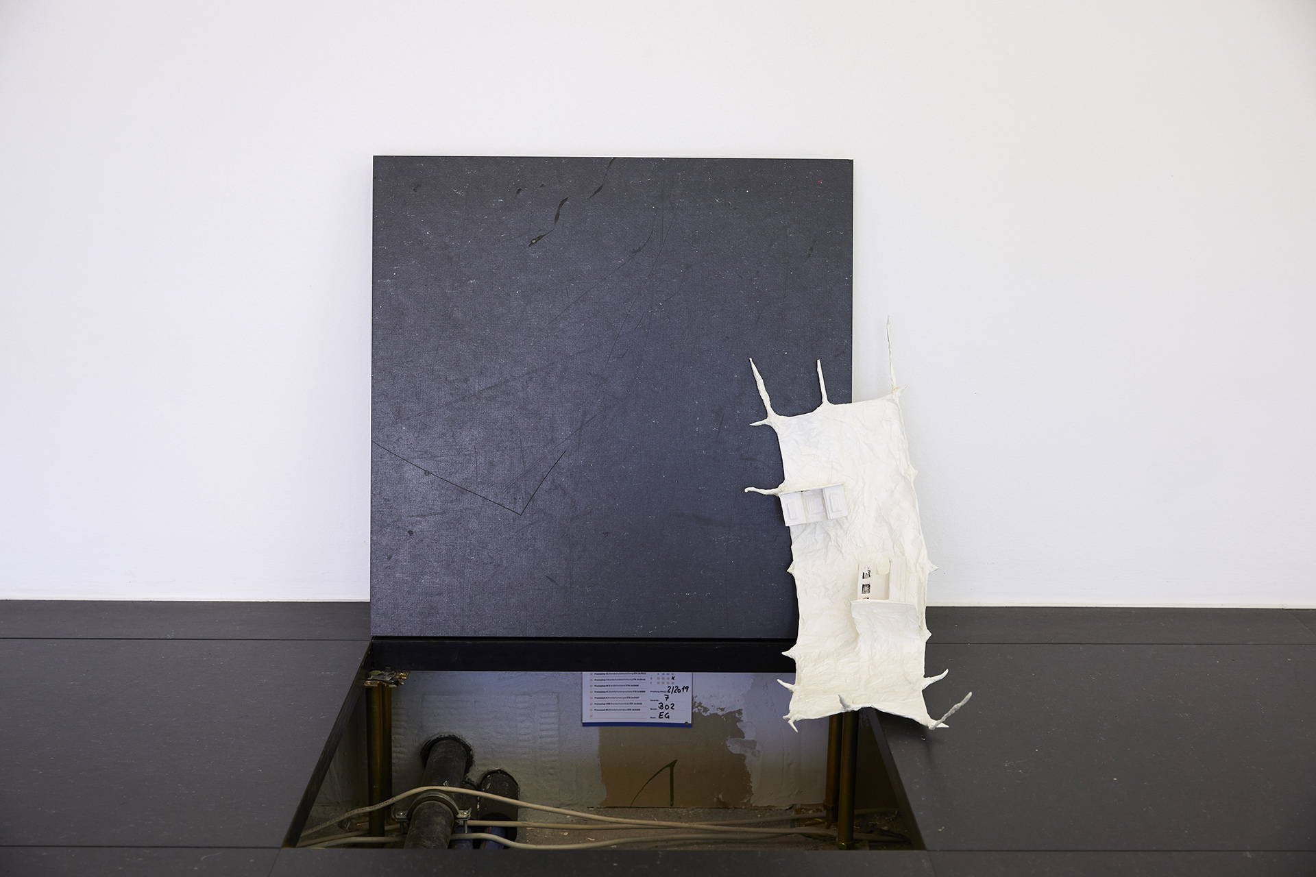 Anna Bochkova, Utopia, 2020, sculpture, wire, plaster, paper, plaster, cardboard, 50×20×5cm, Kunstraum Lakeside, Klagenfurt | photo: Johannes Puch