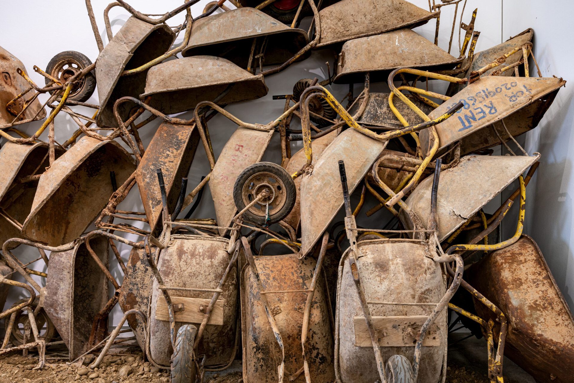 Ibrahim Mahama installation view REITER | Leipzig photo dotgain.info courtesy REITER Leipzig | Berlin and the artist