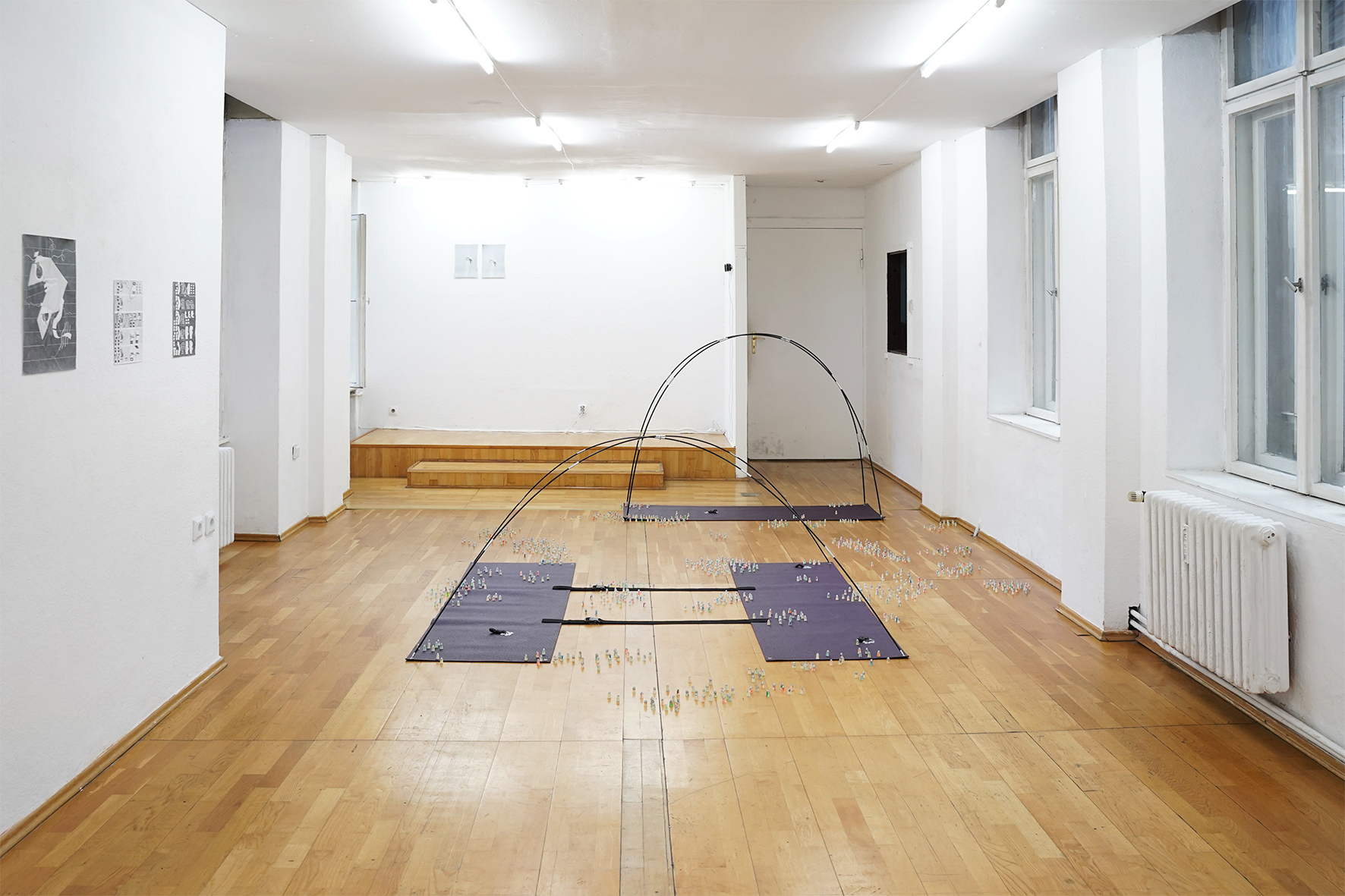Eva Funk, chewing (on/over&amp;out), 2018, Mixed media (yoga mats, tent ples, chewing gum a.o.), variabel dimensions
