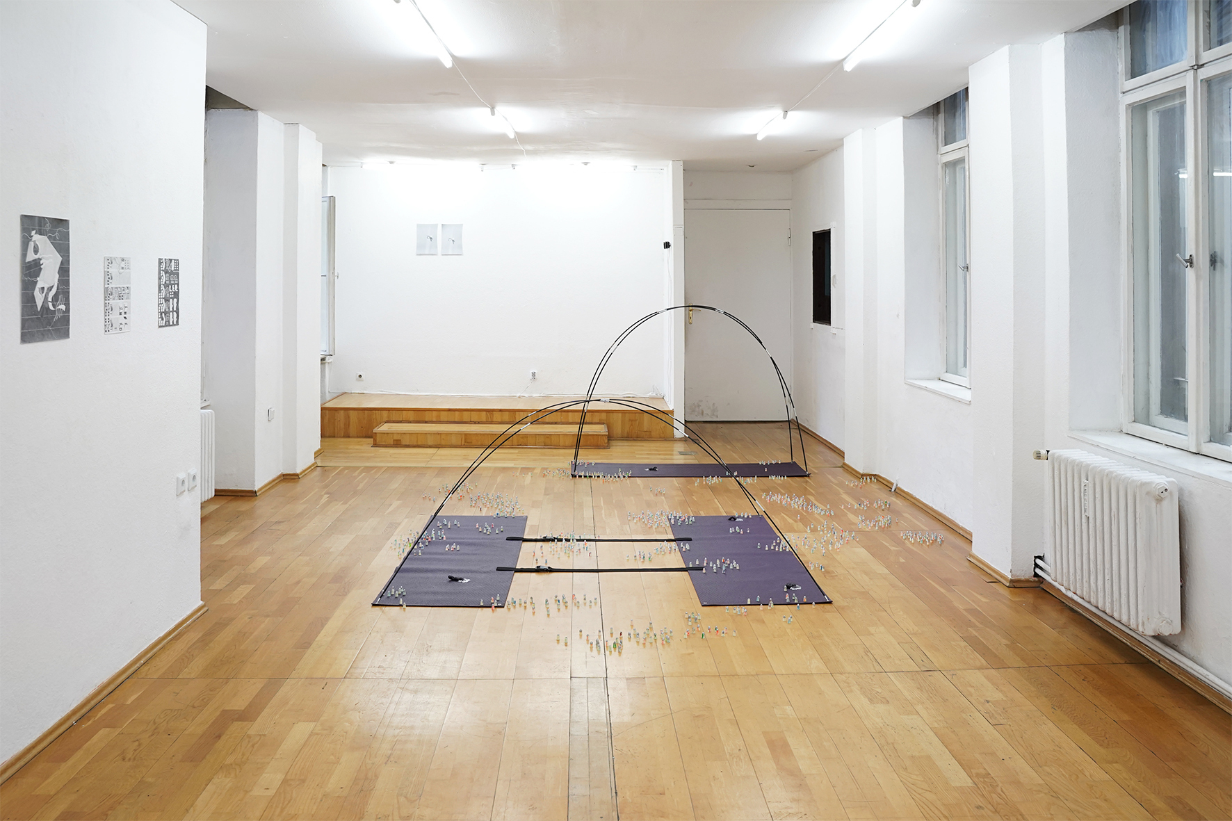 Eva Funk, chewing (on/over&out), 2018, Mixed media (yoga mats, tent ples, chewing gum a.o.), variabel dimensions