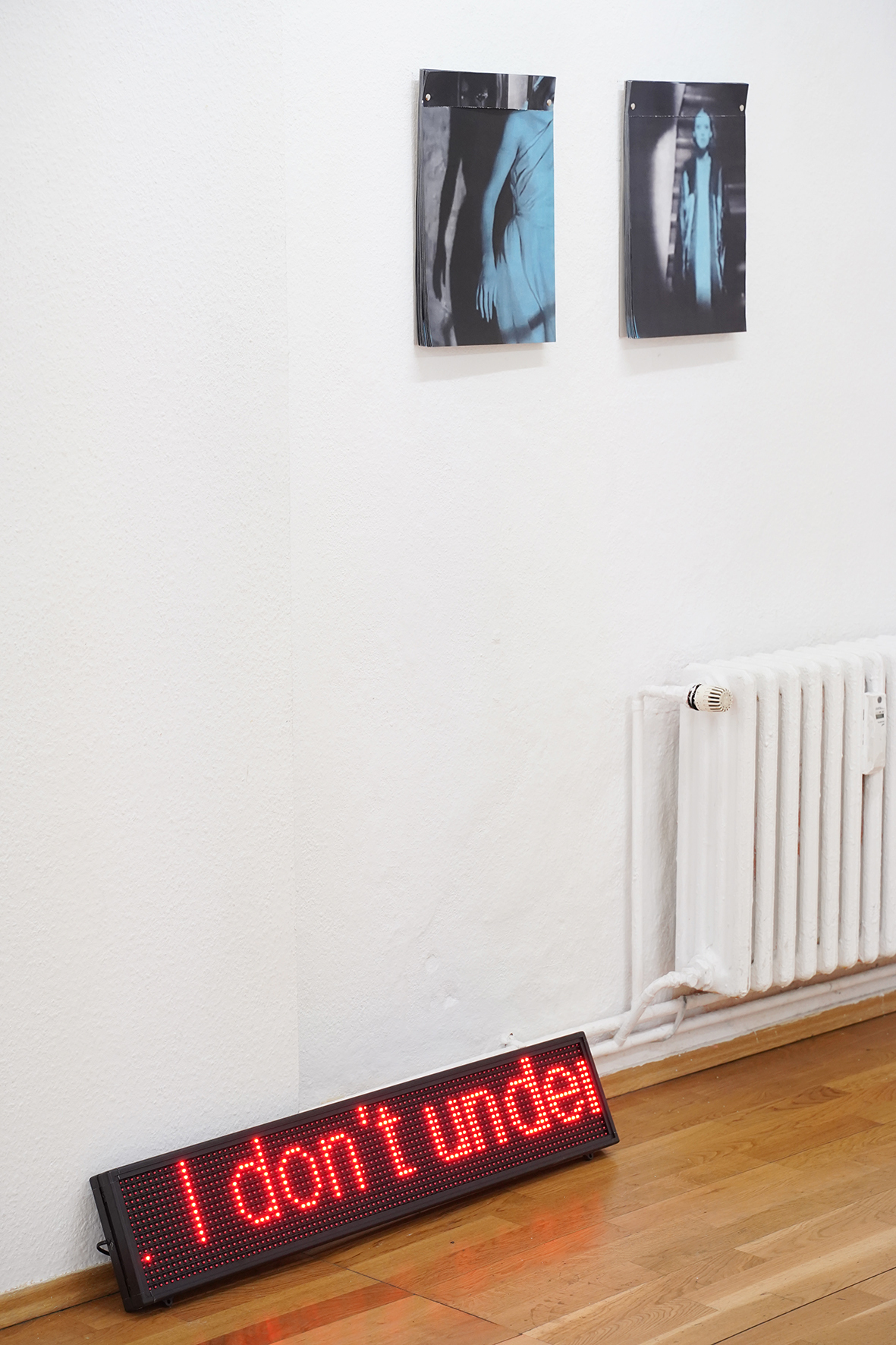 Julia Schäfer, Die Geschichte eines lebenden Wesens, 2020, LED-Display, 99 x 19 cm, Alraune, perforated offset prints, 29,7 x 37 cm