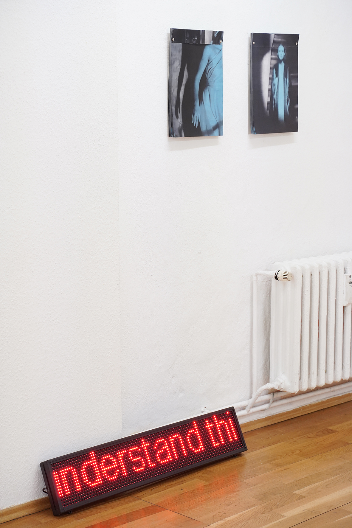 Julia Schäfer, Die Geschichte eines lebenden Wesens, 2020, LED-Display, 99 x 19 cm, Alraune, perforated offset prints, 29,7 x 37 cm