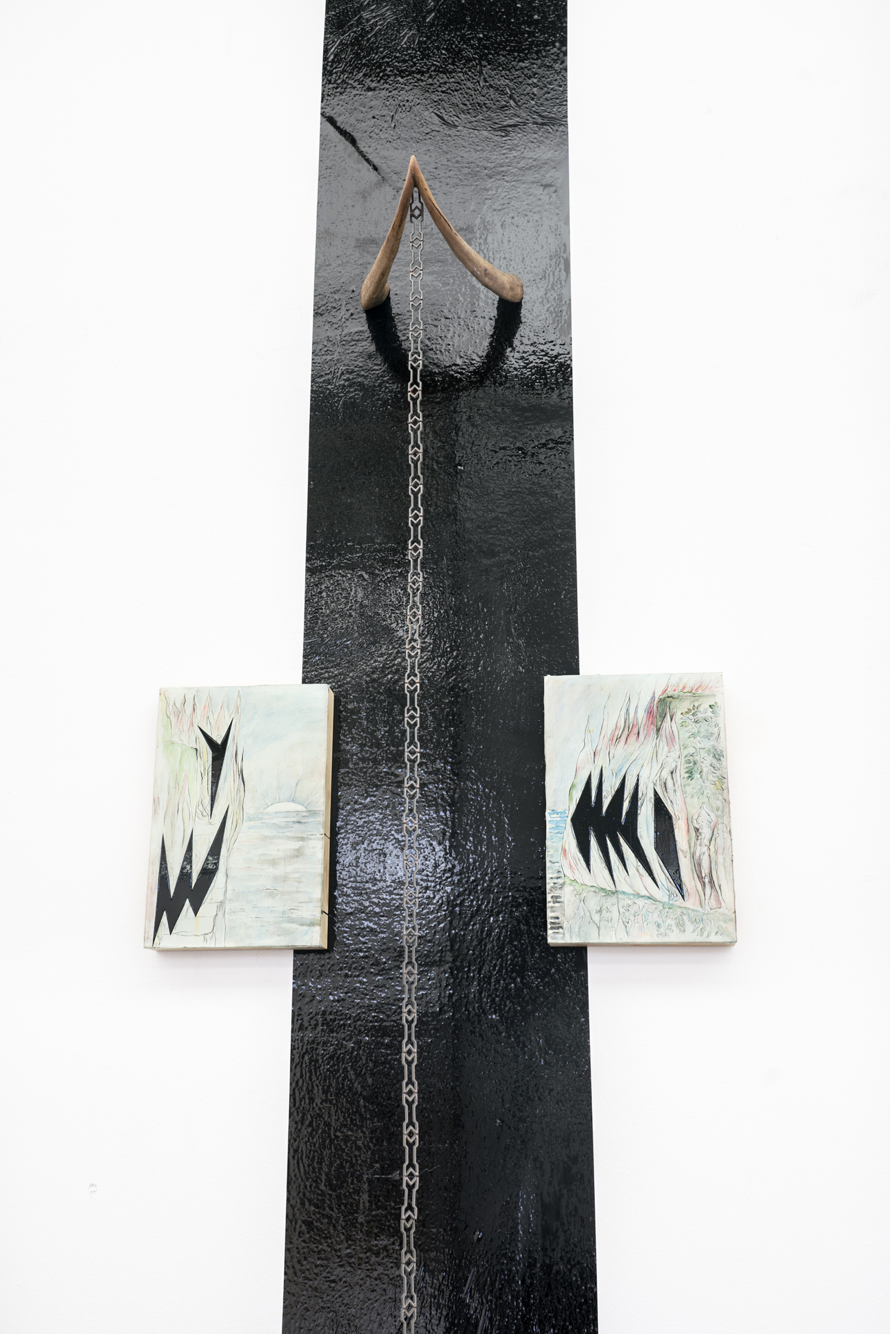 Borsos Lőrinc, GATE _ installation, Bifurcation 2., 2019, horn, metal chain, variable sizes _ Invitation + Entering, 2019, enamel paint, acrylic, oil, canvas, wooden board, 30x20x5 cm